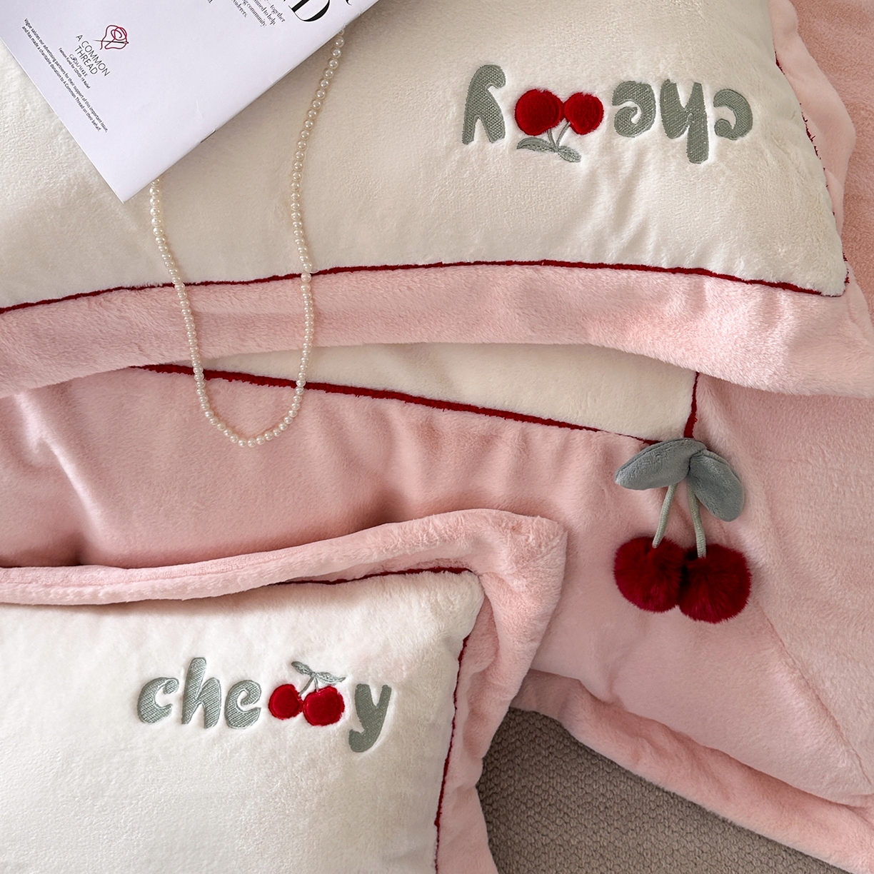 91家纺网 家纺一手货源 找家纺 艾唯希家纺 2025新款小兔毛全消光牛奶绒工艺四件套-绒樱桃系列 绒樱桃-粉