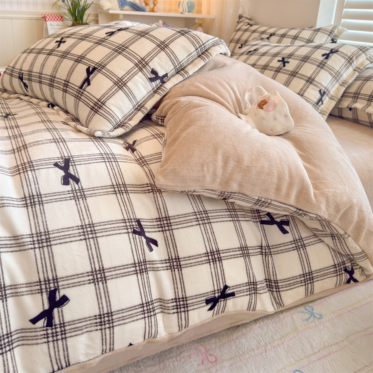 91家纺网 家纺一手货源 找家纺 名兮家居 2025新款卡通时尚风高克重印花牛奶绒四件套 格子蝴蝶结