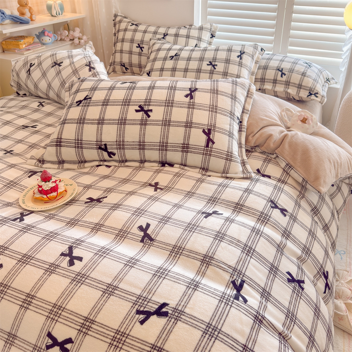 91家纺网 家纺一手货源 找家纺 名兮家居 2025新款卡通时尚风高克重印花牛奶绒四件套 格子蝴蝶结