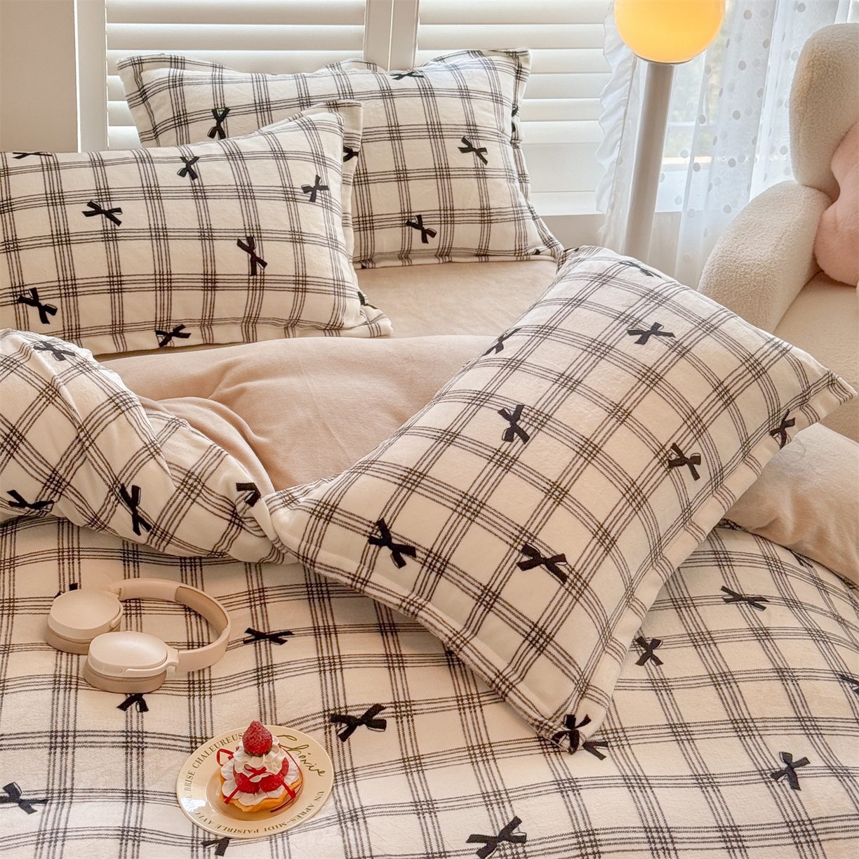 91家纺网 家纺一手货源 找家纺 名兮家居 2025新款卡通时尚风高克重印花牛奶绒四件套 格子蝴蝶结