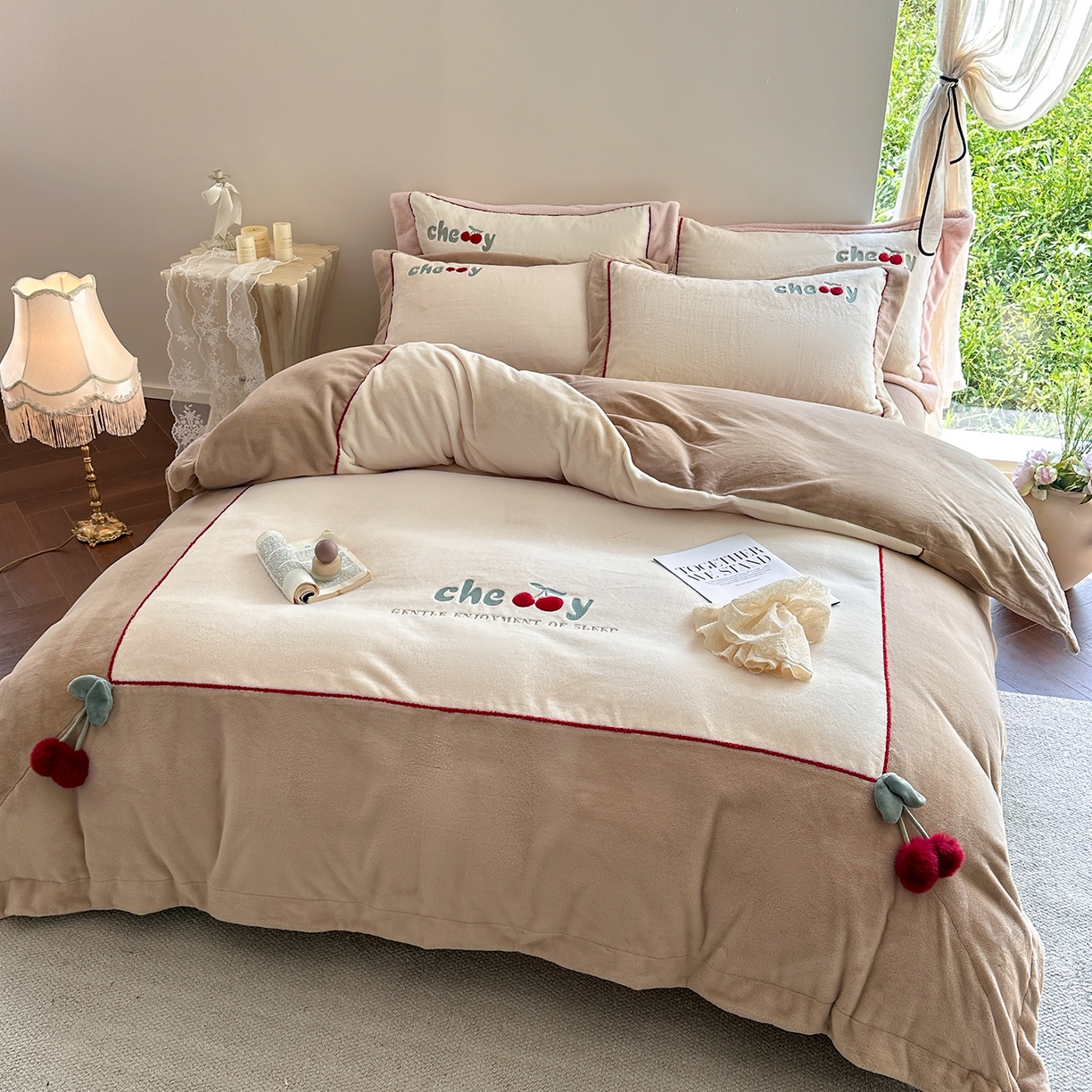 91家纺网 家纺一手货源 找家纺 艾唯希家纺 2025新款小兔毛全消光牛奶绒工艺四件套-绒樱桃系列 绒樱桃-驼