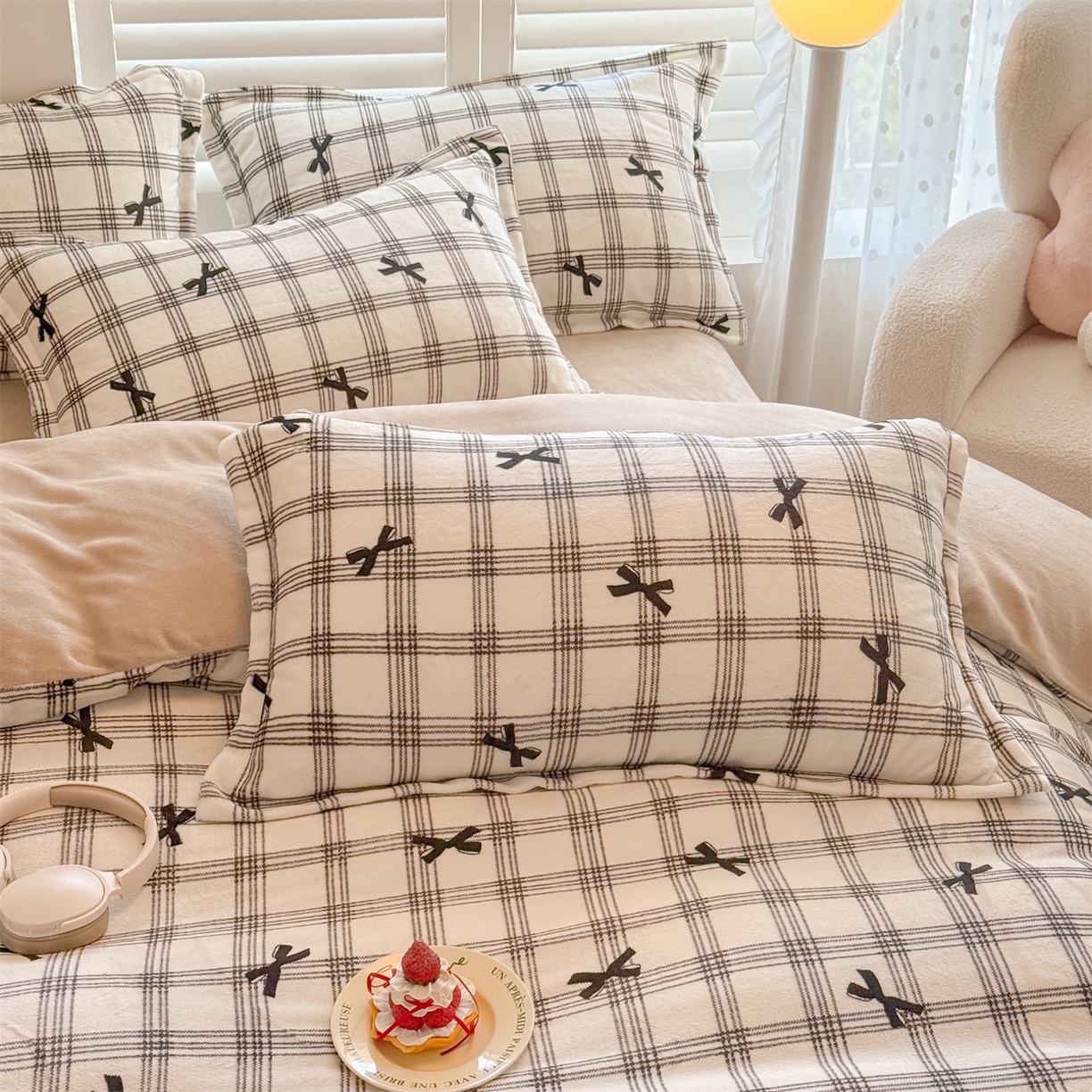 91家纺网 家纺一手货源 找家纺 名兮家居 2025新款卡通时尚风高克重印花牛奶绒四件套 格子蝴蝶结