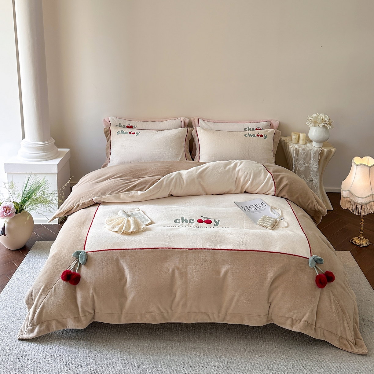 91家纺网 家纺一手货源 找家纺 艾唯希家纺 2025新款小兔毛全消光牛奶绒工艺四件套-绒樱桃系列 绒樱桃-驼