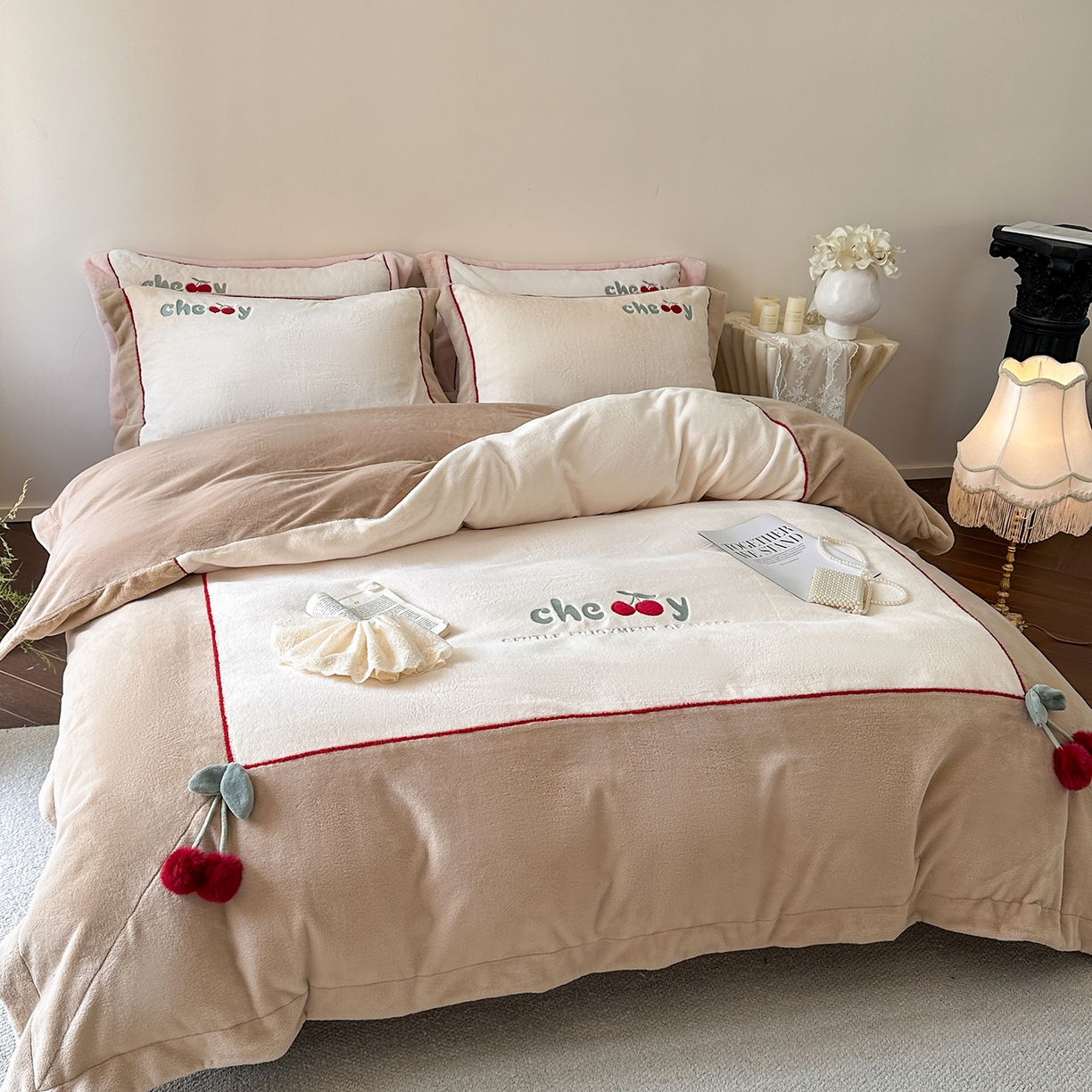 91家纺网 家纺一手货源 找家纺 艾唯希家纺 2025新款小兔毛全消光牛奶绒工艺四件套-绒樱桃系列 绒樱桃-驼