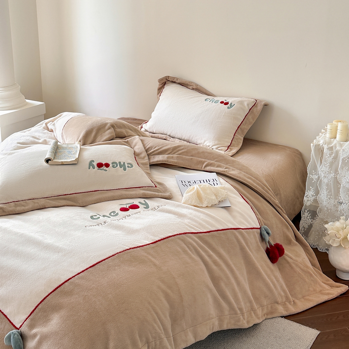 91家纺网 家纺一手货源 找家纺 艾唯希家纺 2025新款小兔毛全消光牛奶绒工艺四件套-绒樱桃系列 绒樱桃-驼