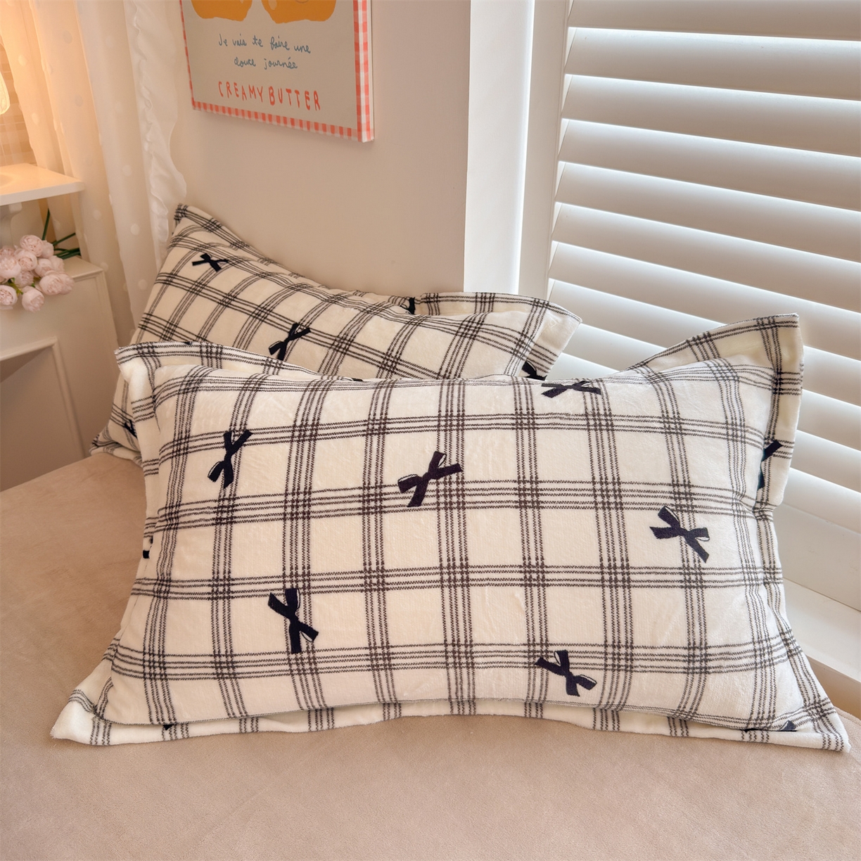 91家纺网 家纺一手货源 找家纺 名兮家居 2025新款卡通时尚风高克重印花牛奶绒四件套 格子蝴蝶结