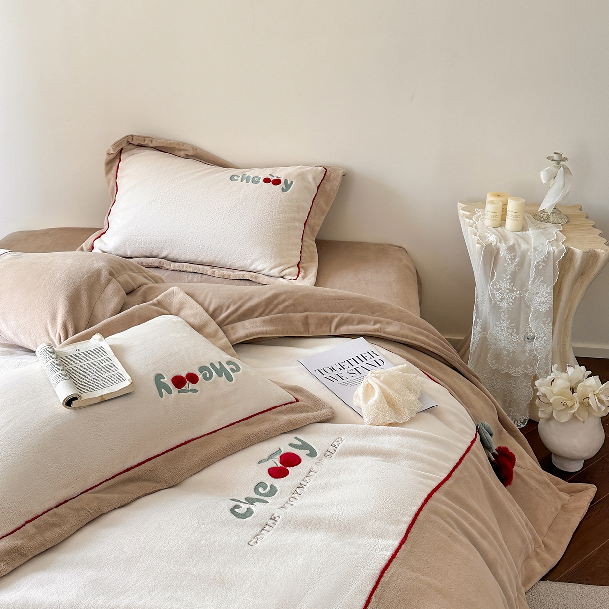 91家纺网 家纺一手货源 找家纺 艾唯希家纺 2025新款小兔毛全消光牛奶绒工艺四件套-绒樱桃系列 绒樱桃-驼