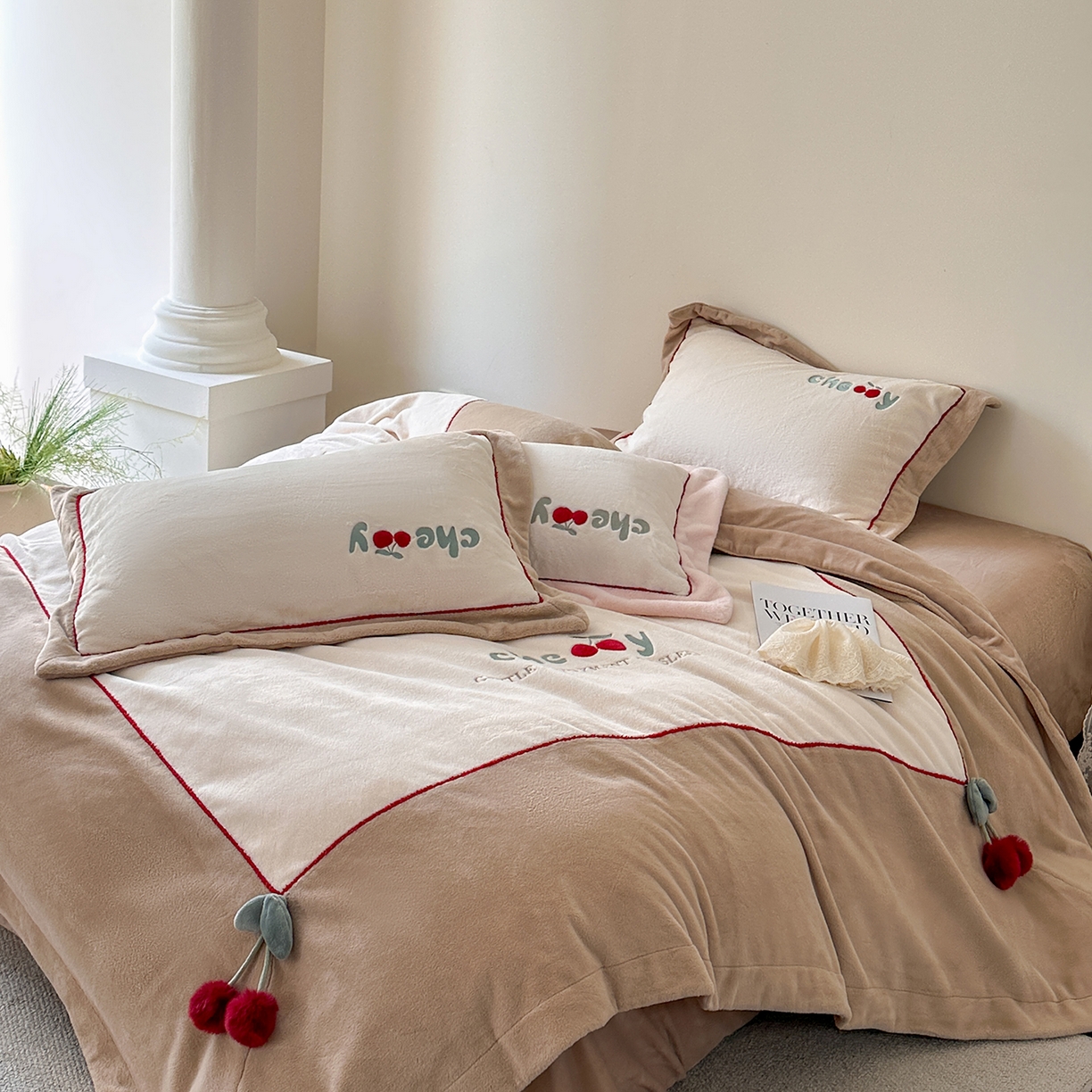 91家纺网 家纺一手货源 找家纺 艾唯希家纺 2025新款小兔毛全消光牛奶绒工艺四件套-绒樱桃系列 绒樱桃-驼