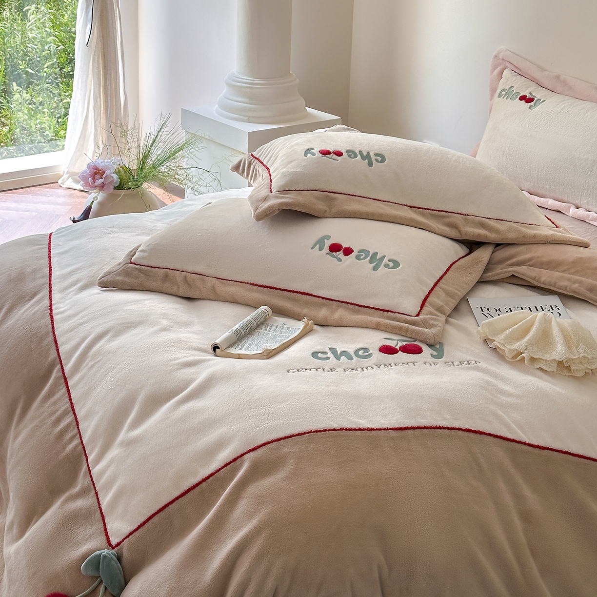 91家纺网 家纺一手货源 找家纺 艾唯希家纺 2025新款小兔毛全消光牛奶绒工艺四件套-绒樱桃系列 绒樱桃-驼