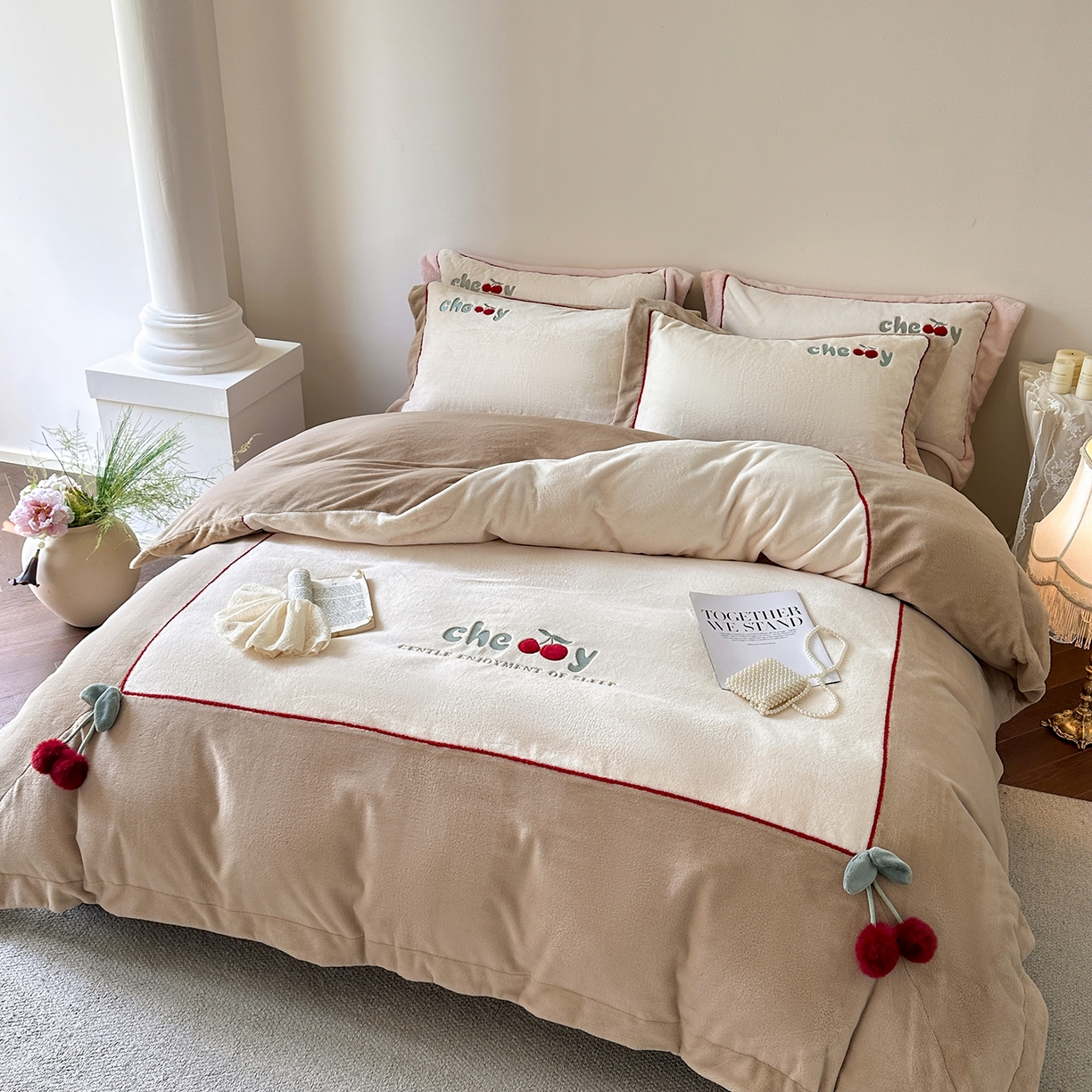 91家纺网 家纺一手货源 找家纺 艾唯希家纺 2025新款小兔毛全消光牛奶绒工艺四件套-绒樱桃系列 绒樱桃-驼