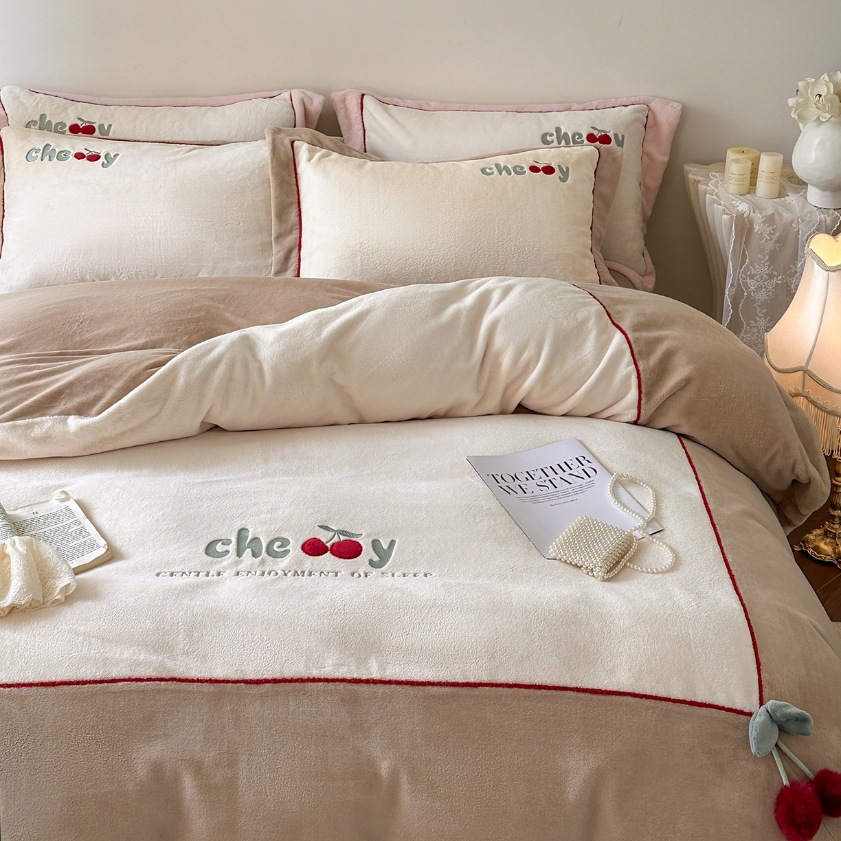 91家纺网 家纺一手货源 找家纺 艾唯希家纺 2025新款小兔毛全消光牛奶绒工艺四件套-绒樱桃系列 绒樱桃-驼