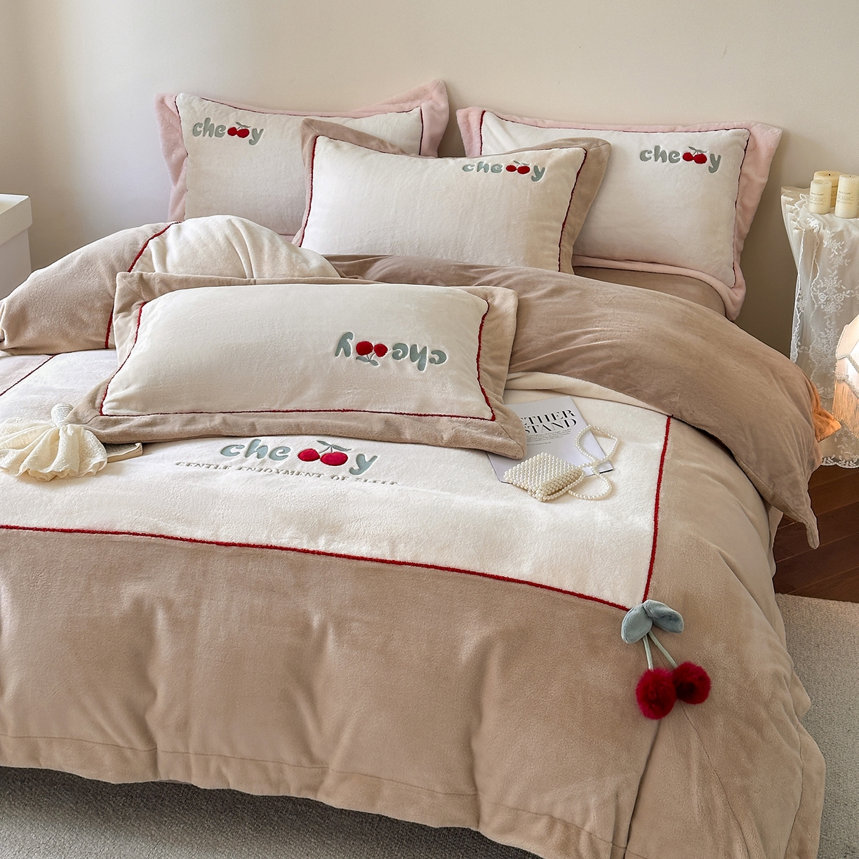 91家纺网 家纺一手货源 找家纺 艾唯希家纺 2025新款小兔毛全消光牛奶绒工艺四件套-绒樱桃系列 绒樱桃-驼