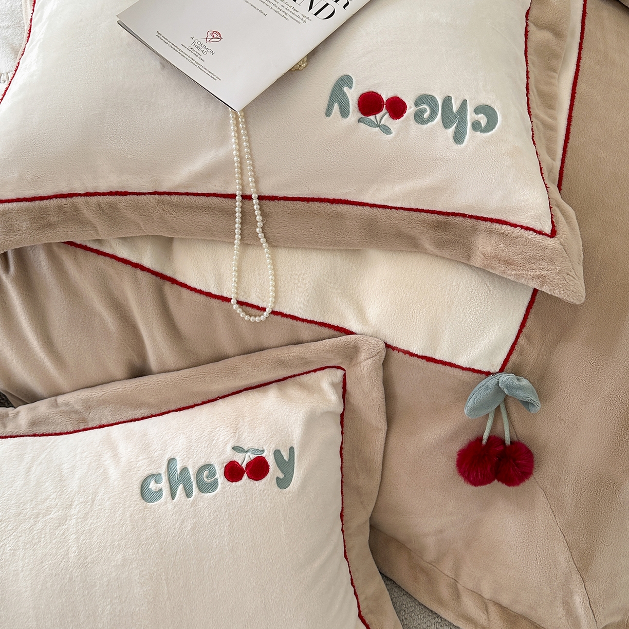 91家纺网 家纺一手货源 找家纺 艾唯希家纺 2025新款小兔毛全消光牛奶绒工艺四件套-绒樱桃系列 绒樱桃-驼