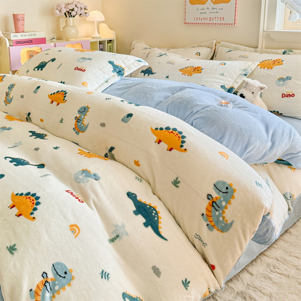 91家纺网 家纺一手货源 找家纺 名兮家居 2025新款卡通时尚风高克重印花牛奶绒四件套 恐龙多多