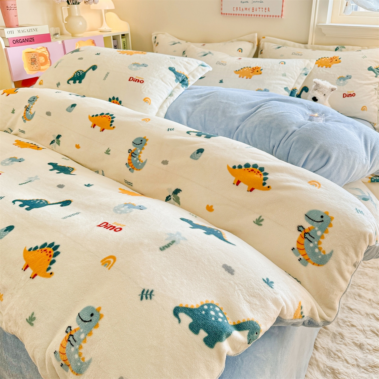 91家纺网 家纺一手货源 找家纺 名兮家居 2025新款卡通时尚风高克重印花牛奶绒四件套 恐龙多多