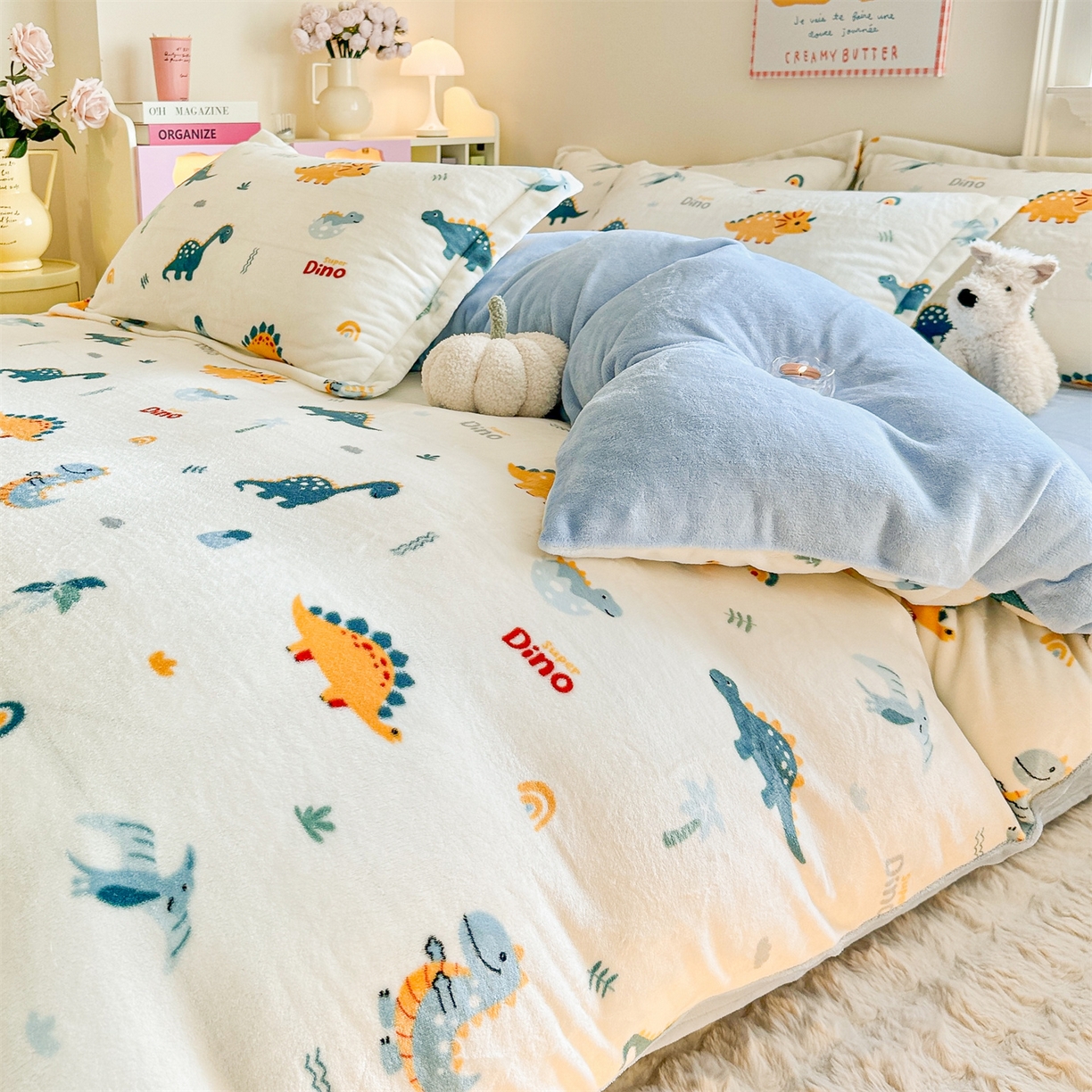 91家纺网 家纺一手货源 找家纺 名兮家居 2025新款卡通时尚风高克重印花牛奶绒四件套 恐龙多多