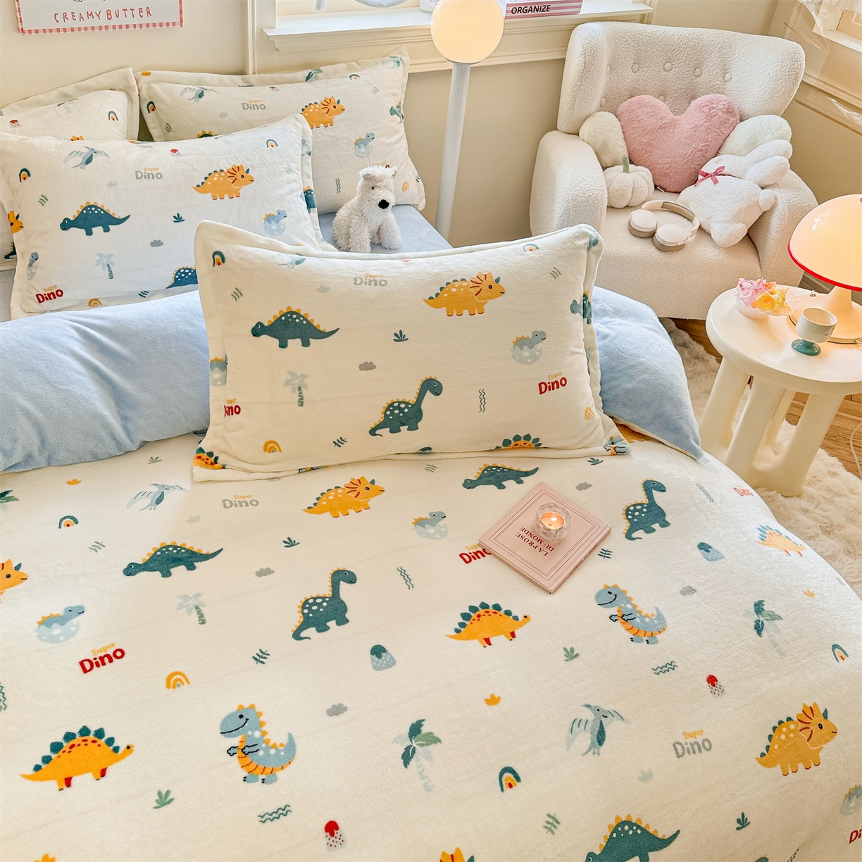 91家纺网 家纺一手货源 找家纺 名兮家居 2025新款卡通时尚风高克重印花牛奶绒四件套 恐龙多多