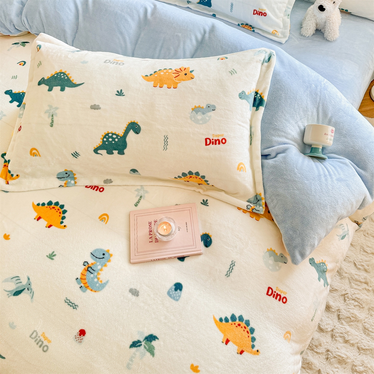 91家纺网 家纺一手货源 找家纺 名兮家居 2025新款卡通时尚风高克重印花牛奶绒四件套 恐龙多多