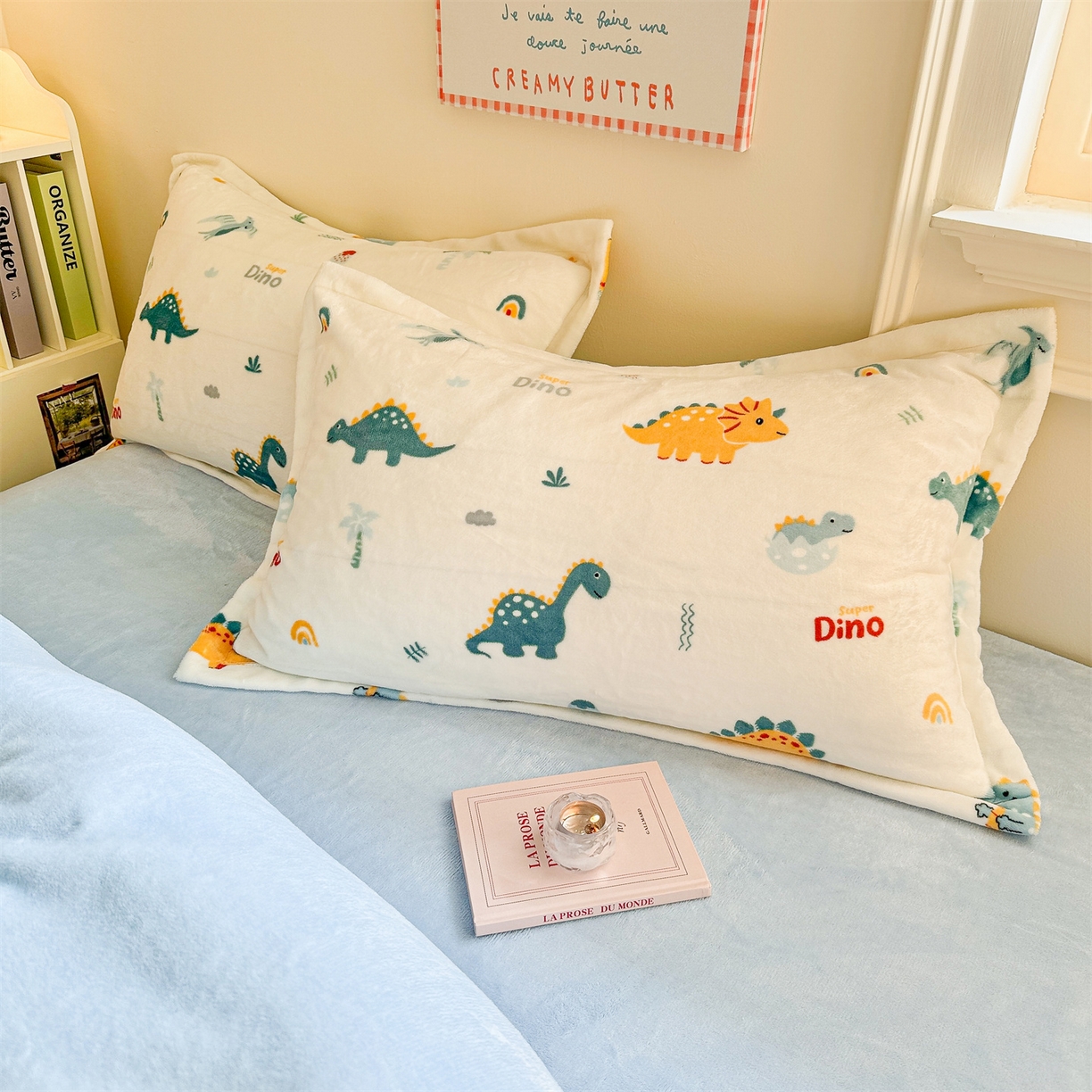 91家纺网 家纺一手货源 找家纺 名兮家居 2025新款卡通时尚风高克重印花牛奶绒四件套 恐龙多多