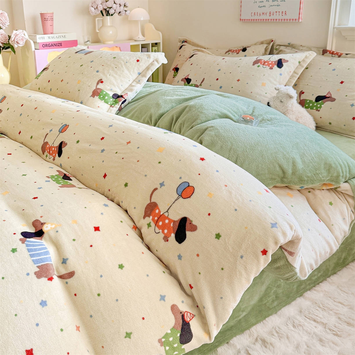 名兮家居 2025新款卡通时尚风高克重印花牛奶绒四件套 腊肠狗