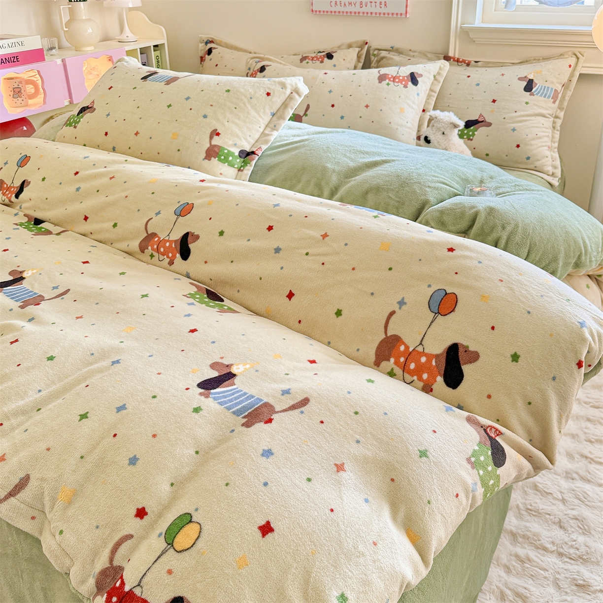 91家纺网 家纺一手货源 找家纺 名兮家居 2025新款卡通时尚风高克重印花牛奶绒四件套 腊肠狗