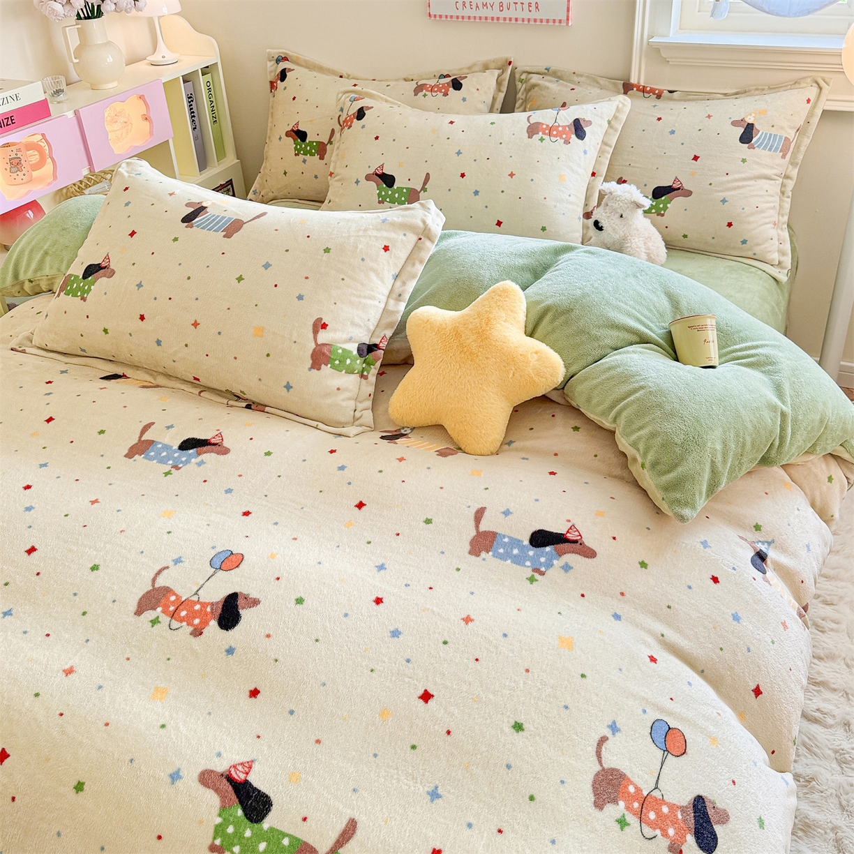 91家纺网 家纺一手货源 找家纺 名兮家居 2025新款卡通时尚风高克重印花牛奶绒四件套 腊肠狗