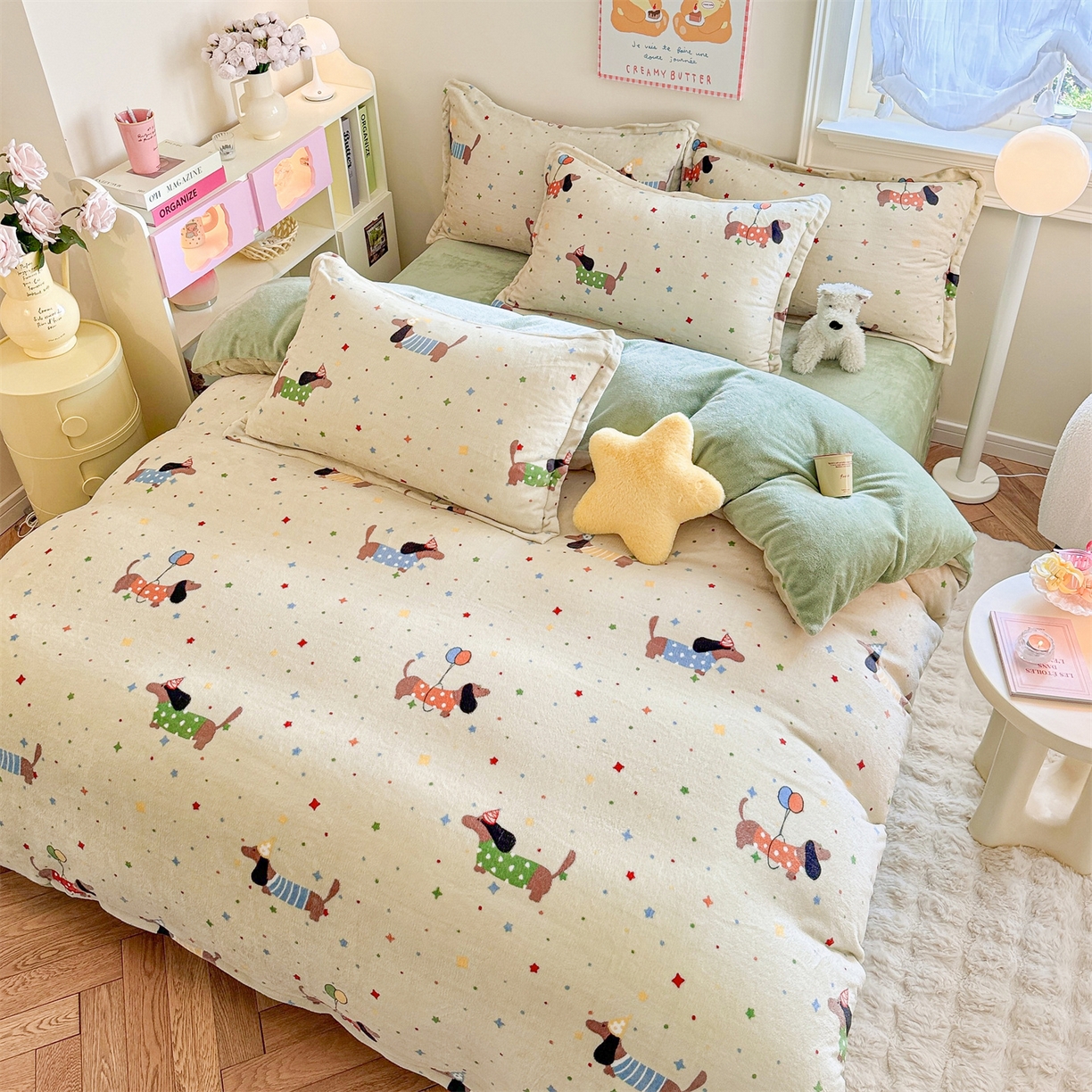 91家纺网 家纺一手货源 找家纺 名兮家居 2025新款卡通时尚风高克重印花牛奶绒四件套 腊肠狗