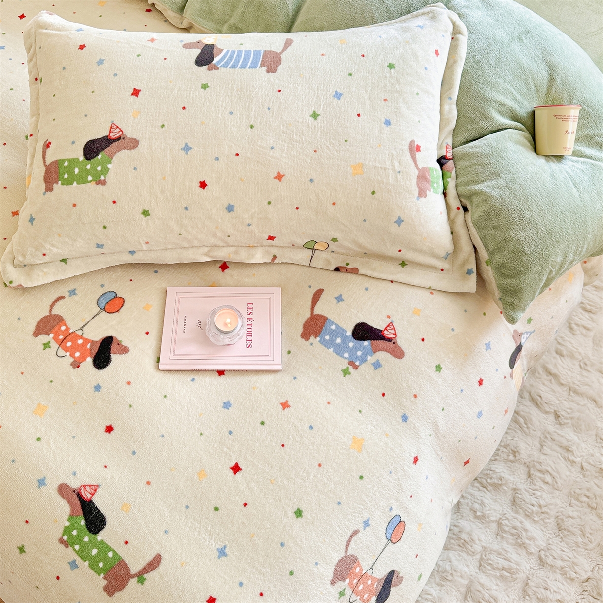 91家纺网 家纺一手货源 找家纺 名兮家居 2025新款卡通时尚风高克重印花牛奶绒四件套 腊肠狗