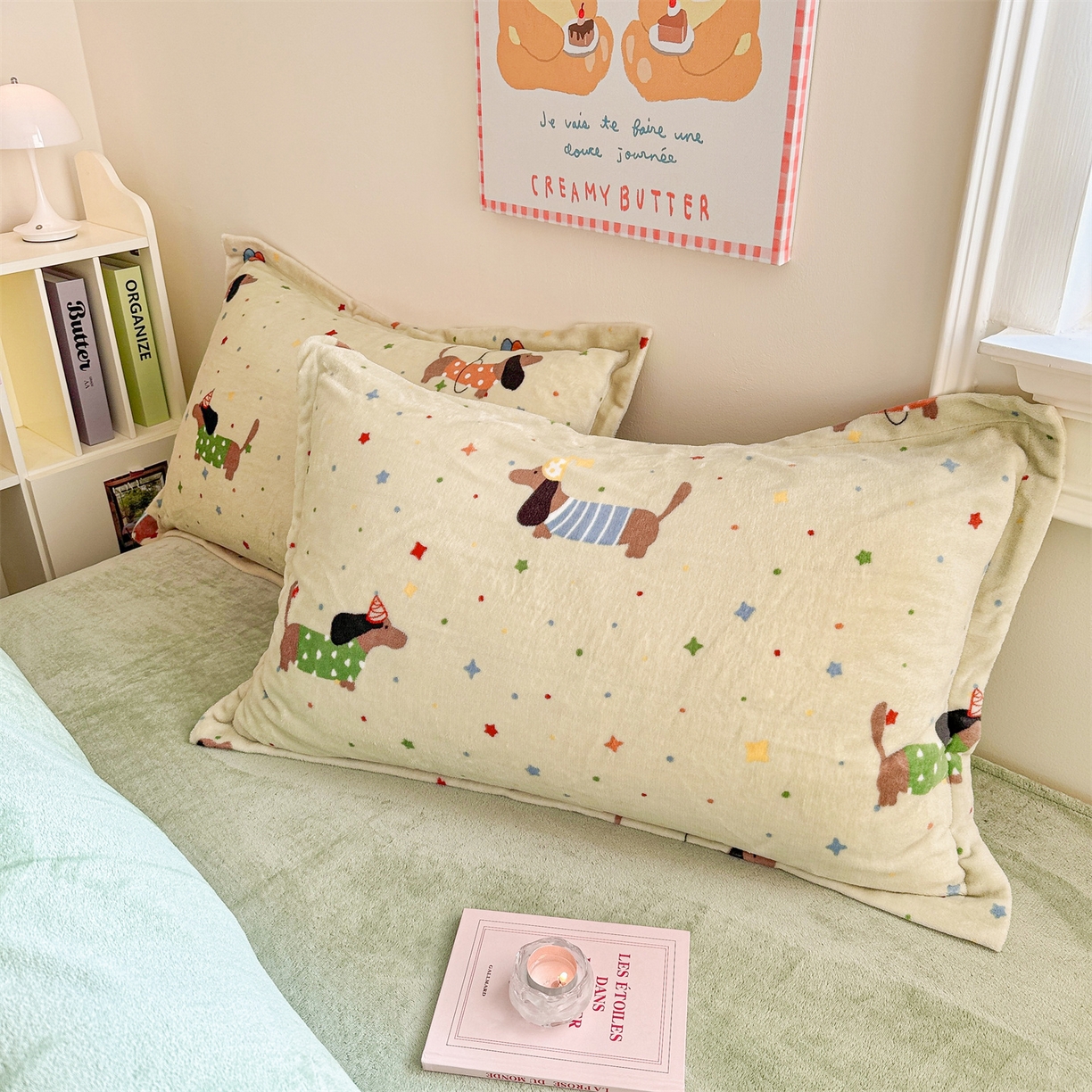 91家纺网 家纺一手货源 找家纺 名兮家居 2025新款卡通时尚风高克重印花牛奶绒四件套 腊肠狗