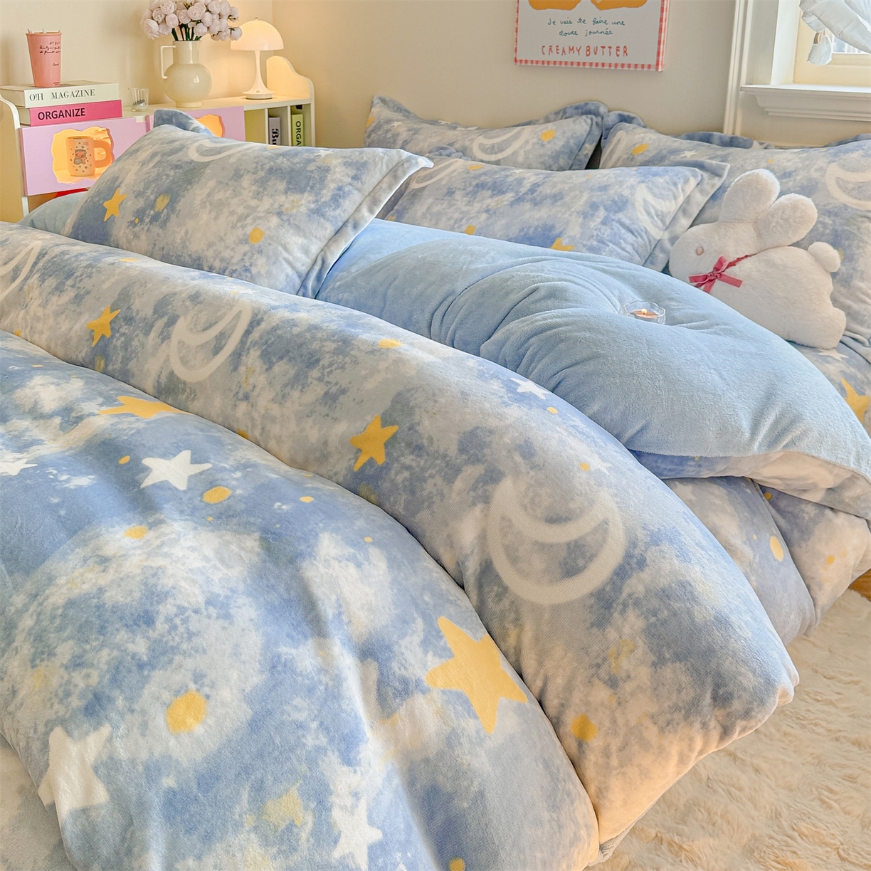 91家纺网 家纺一手货源 找家纺 名兮家居 2025新款卡通时尚风高克重印花牛奶绒四件套 满天星