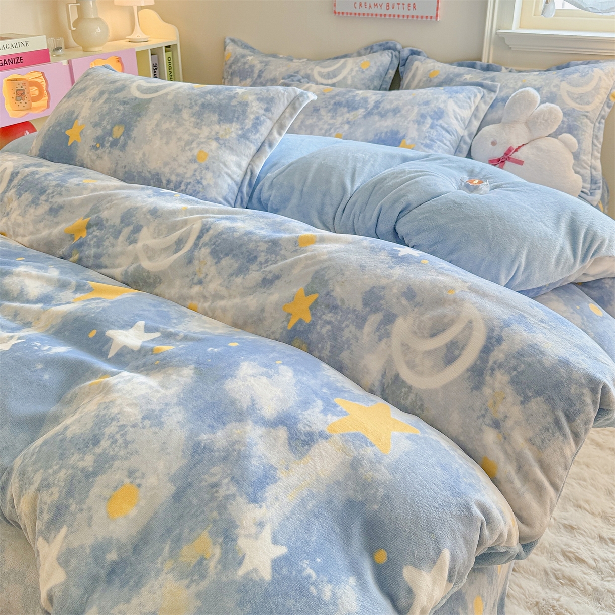 91家纺网 家纺一手货源 找家纺 名兮家居 2025新款卡通时尚风高克重印花牛奶绒四件套 满天星