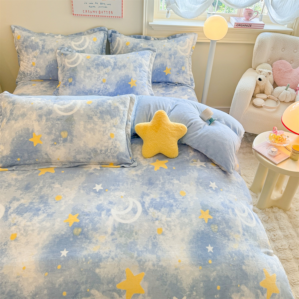 91家纺网 家纺一手货源 找家纺 名兮家居 2025新款卡通时尚风高克重印花牛奶绒四件套 满天星