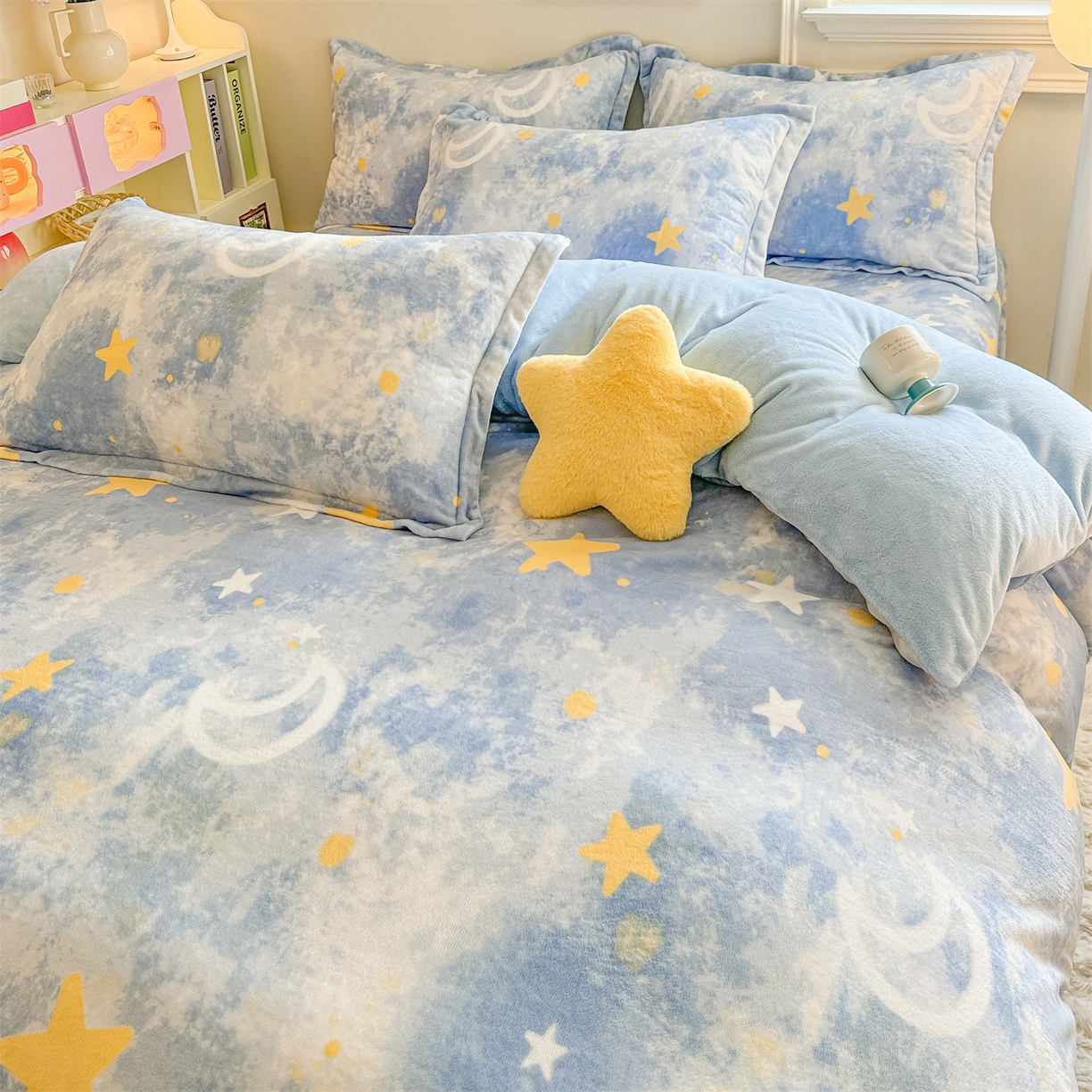 91家纺网 家纺一手货源 找家纺 名兮家居 2025新款卡通时尚风高克重印花牛奶绒四件套 满天星