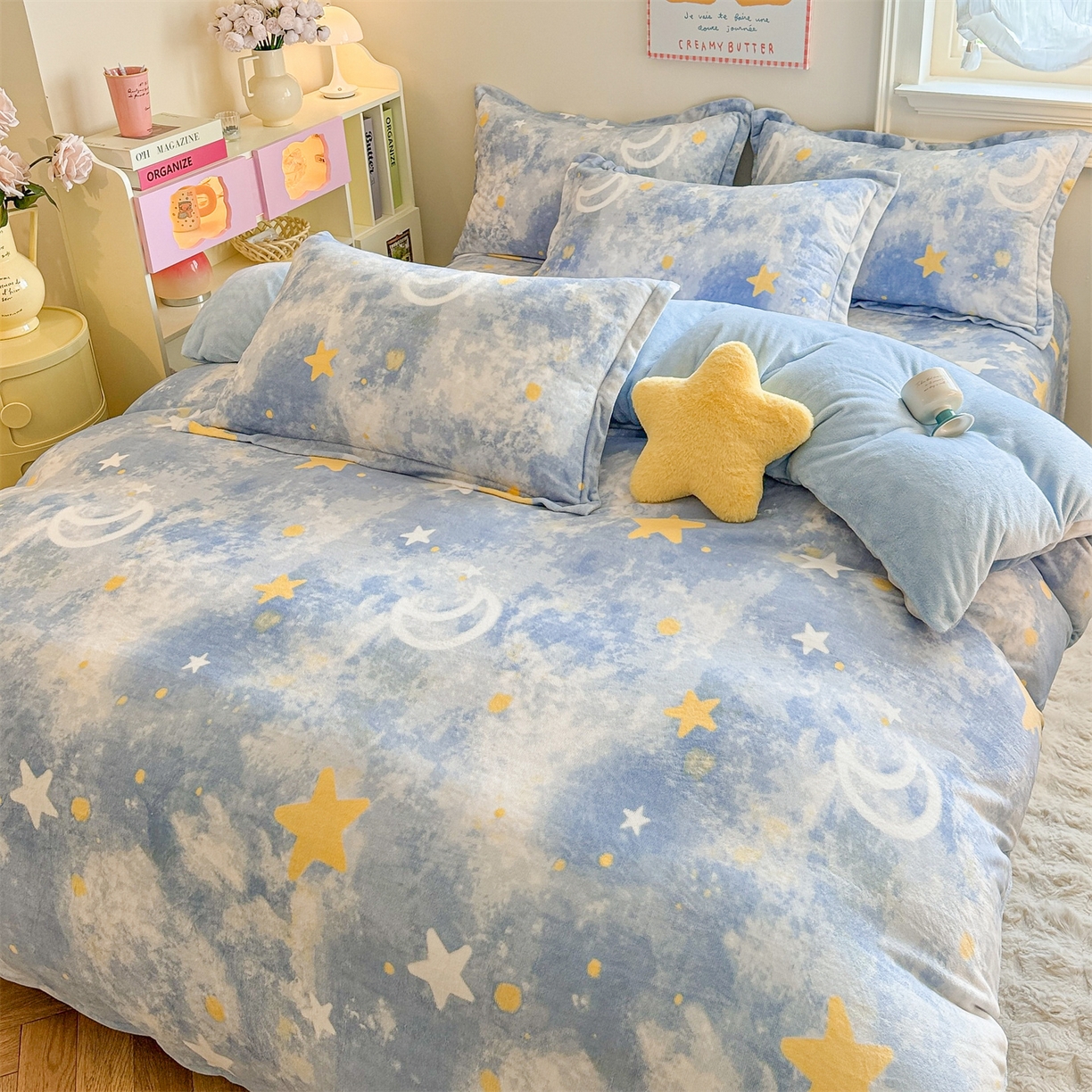 91家纺网 家纺一手货源 找家纺 名兮家居 2025新款卡通时尚风高克重印花牛奶绒四件套 满天星