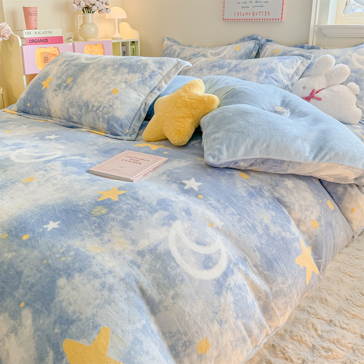 91家纺网 家纺一手货源 找家纺 名兮家居 2025新款卡通时尚风高克重印花牛奶绒四件套 满天星