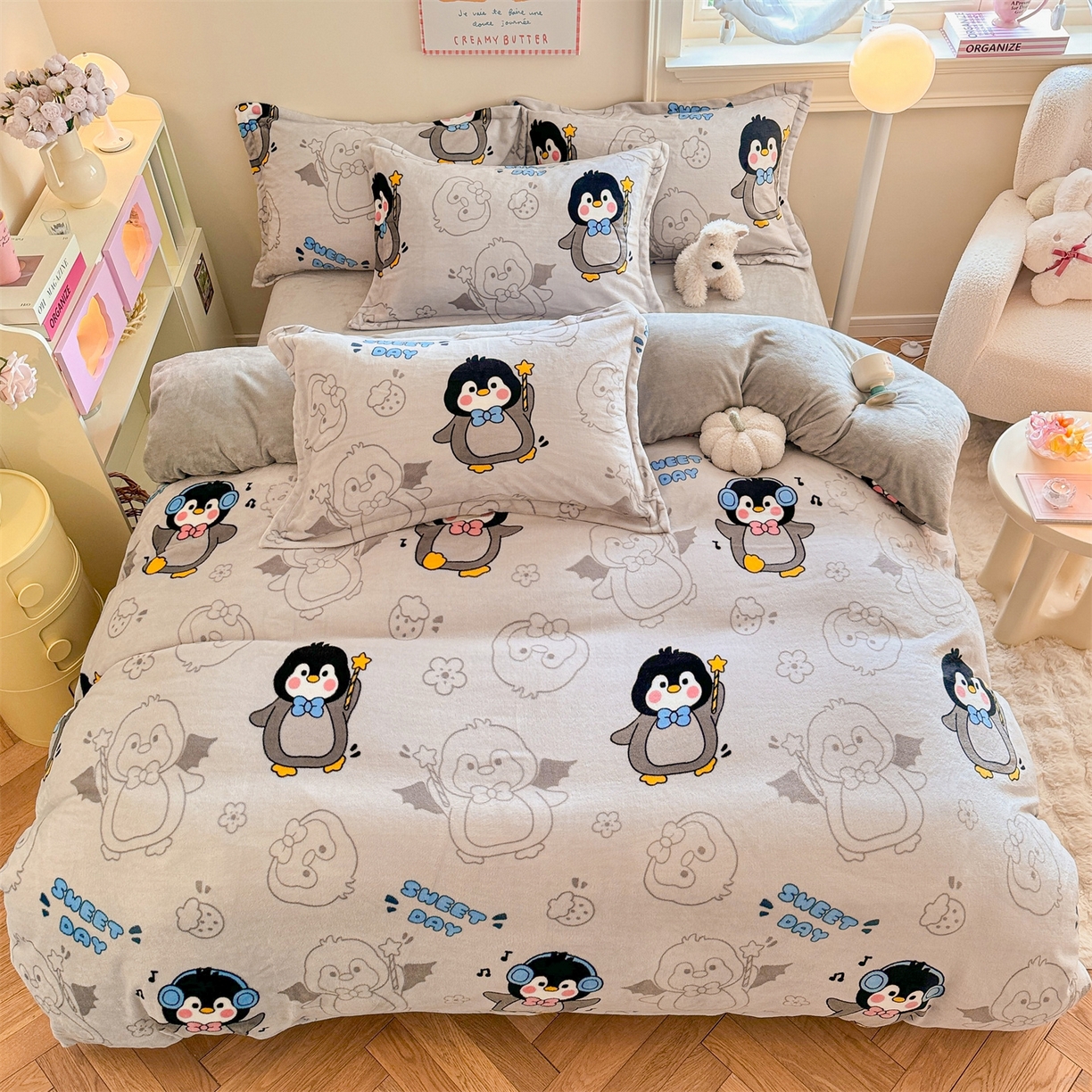 91家纺网 家纺一手货源 找家纺 名兮家居 2025新款卡通时尚风高克重印花牛奶绒四件套 企鹅宝宝