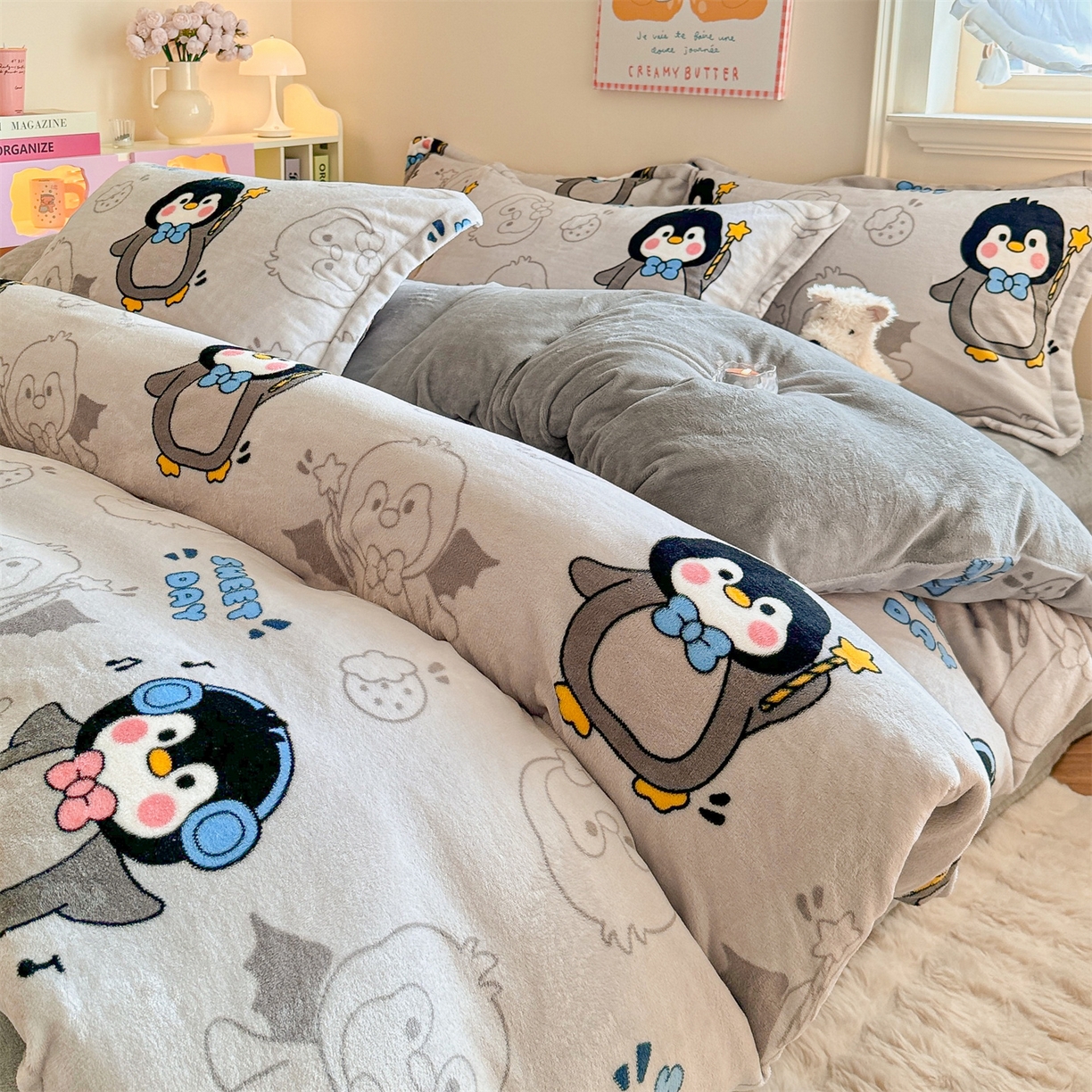 91家纺网 家纺一手货源 找家纺 名兮家居 2025新款卡通时尚风高克重印花牛奶绒四件套 企鹅宝宝