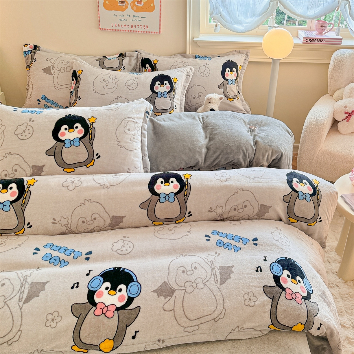91家纺网 家纺一手货源 找家纺 名兮家居 2025新款卡通时尚风高克重印花牛奶绒四件套 企鹅宝宝
