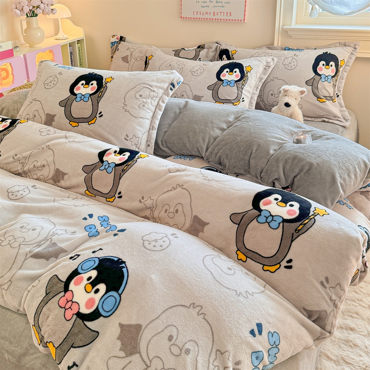 91家纺网 家纺一手货源 找家纺 名兮家居 2025新款卡通时尚风高克重印花牛奶绒四件套 企鹅宝宝
