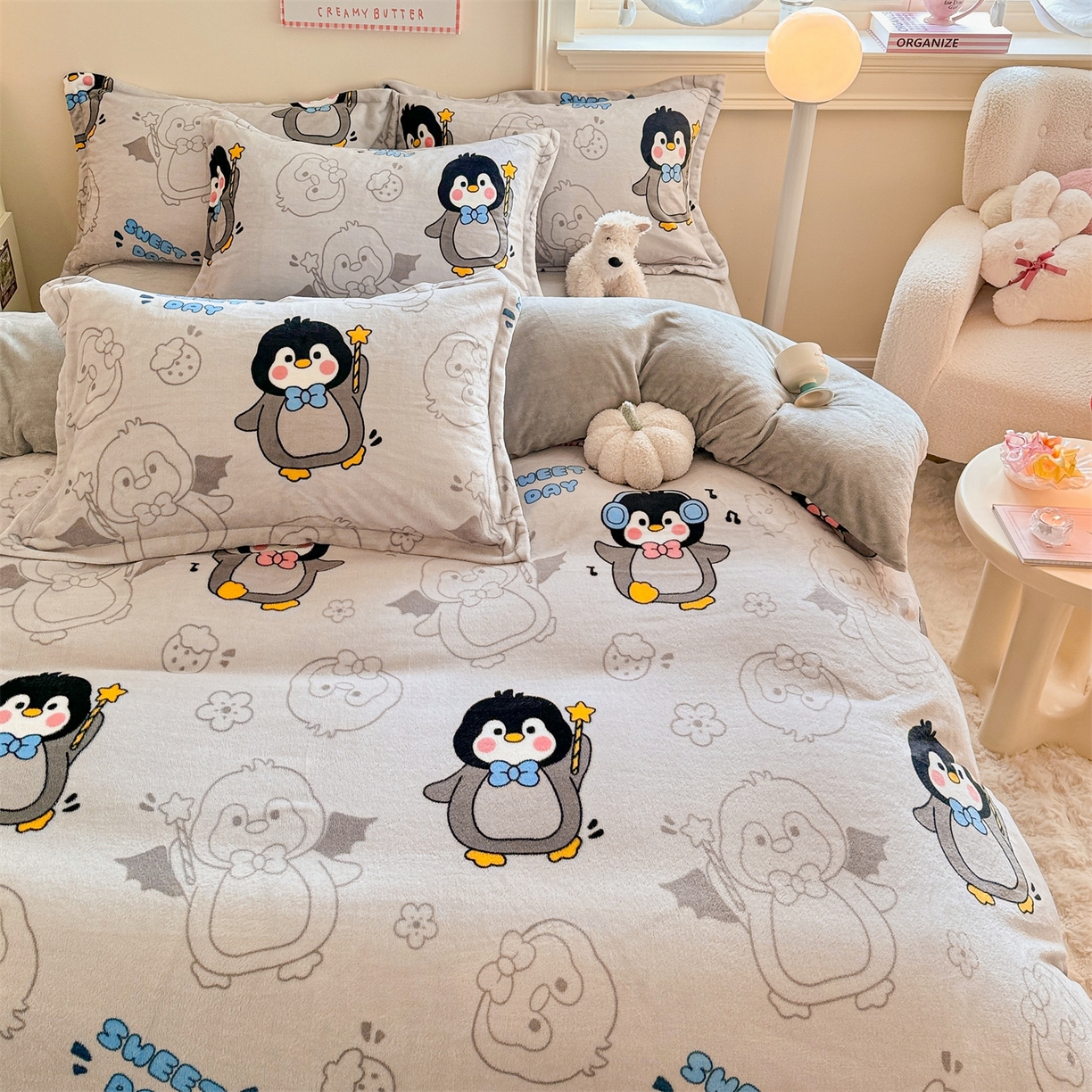 91家纺网 家纺一手货源 找家纺 名兮家居 2025新款卡通时尚风高克重印花牛奶绒四件套 企鹅宝宝