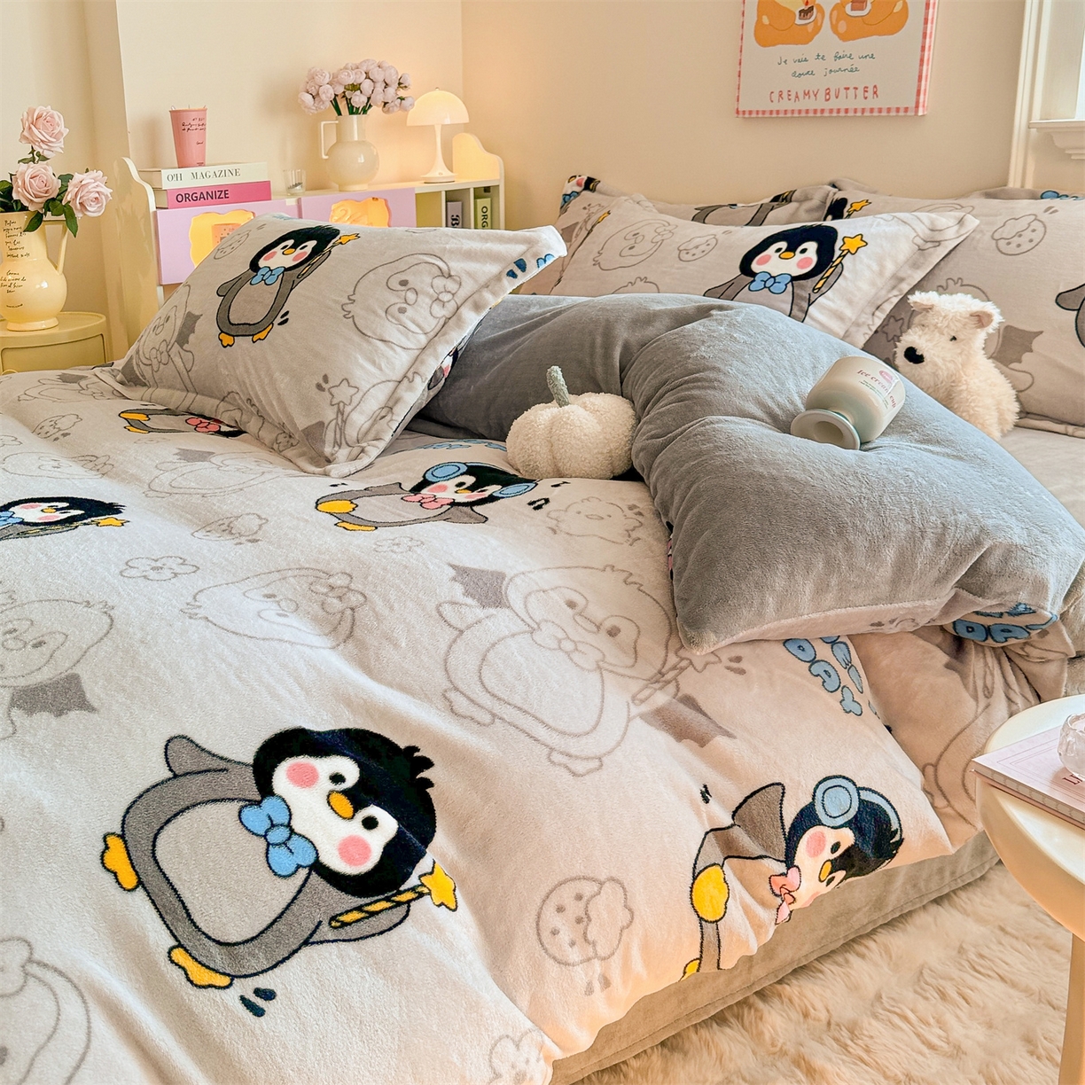 91家纺网 家纺一手货源 找家纺 名兮家居 2025新款卡通时尚风高克重印花牛奶绒四件套 企鹅宝宝