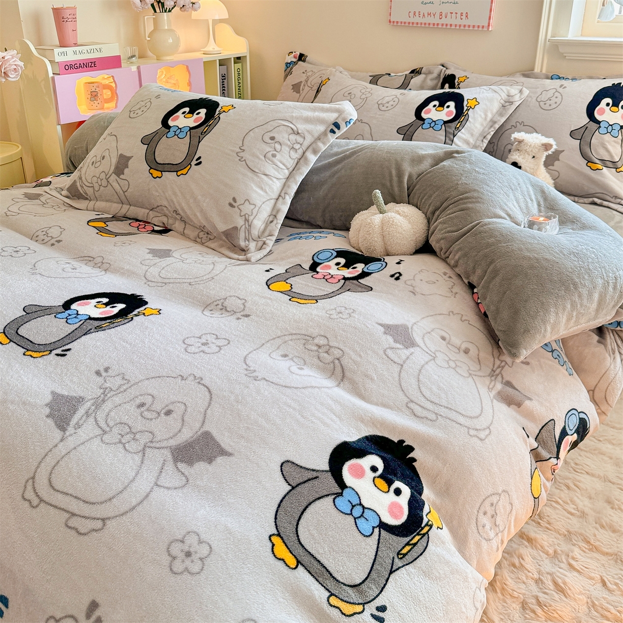 91家纺网 家纺一手货源 找家纺 名兮家居 2025新款卡通时尚风高克重印花牛奶绒四件套 企鹅宝宝