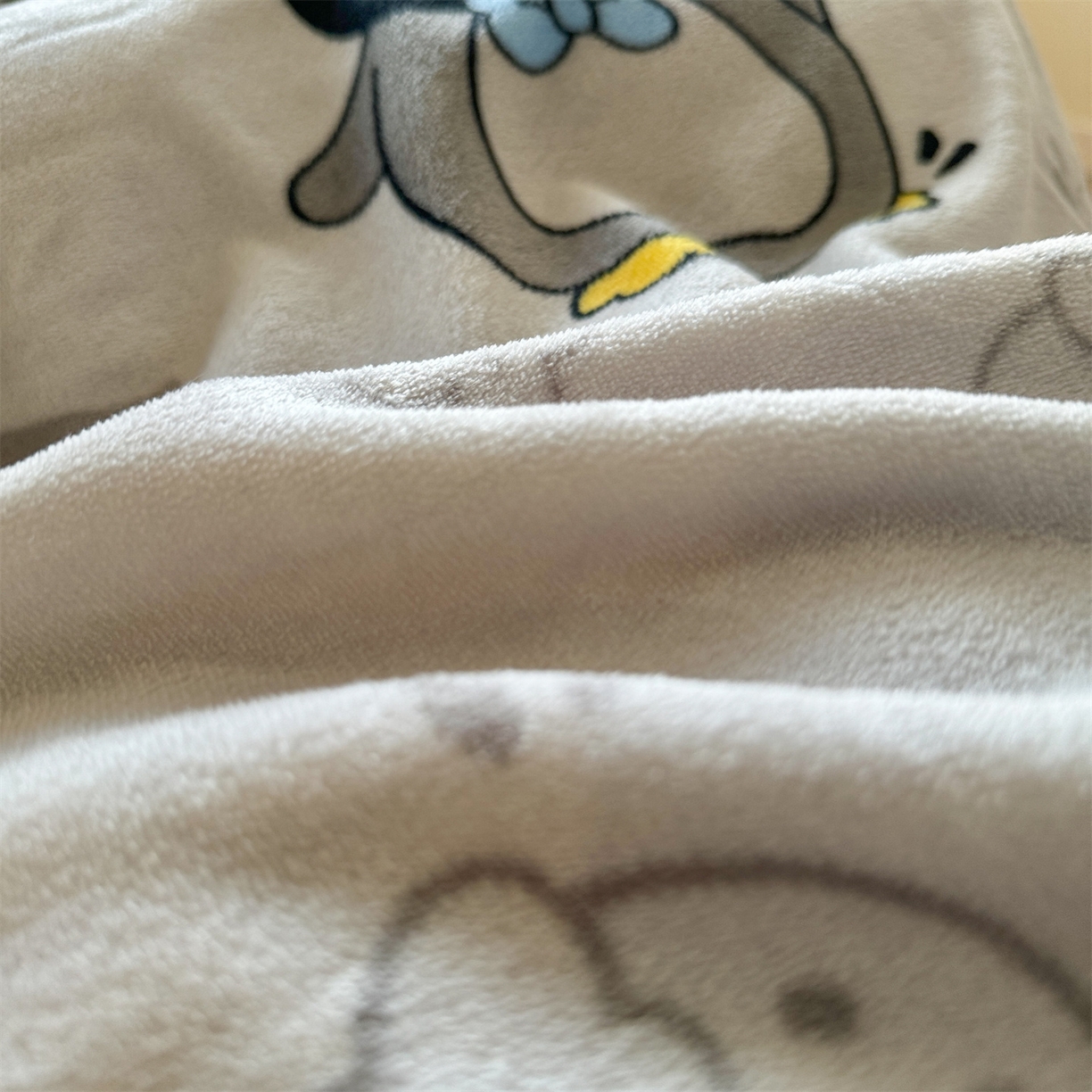 91家纺网 家纺一手货源 找家纺 名兮家居 2025新款卡通时尚风高克重印花牛奶绒四件套 企鹅宝宝