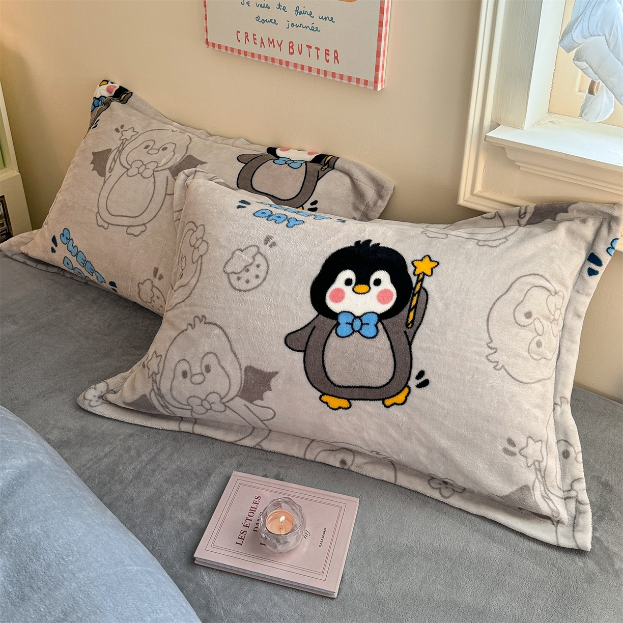 91家纺网 家纺一手货源 找家纺 名兮家居 2025新款卡通时尚风高克重印花牛奶绒四件套 企鹅宝宝