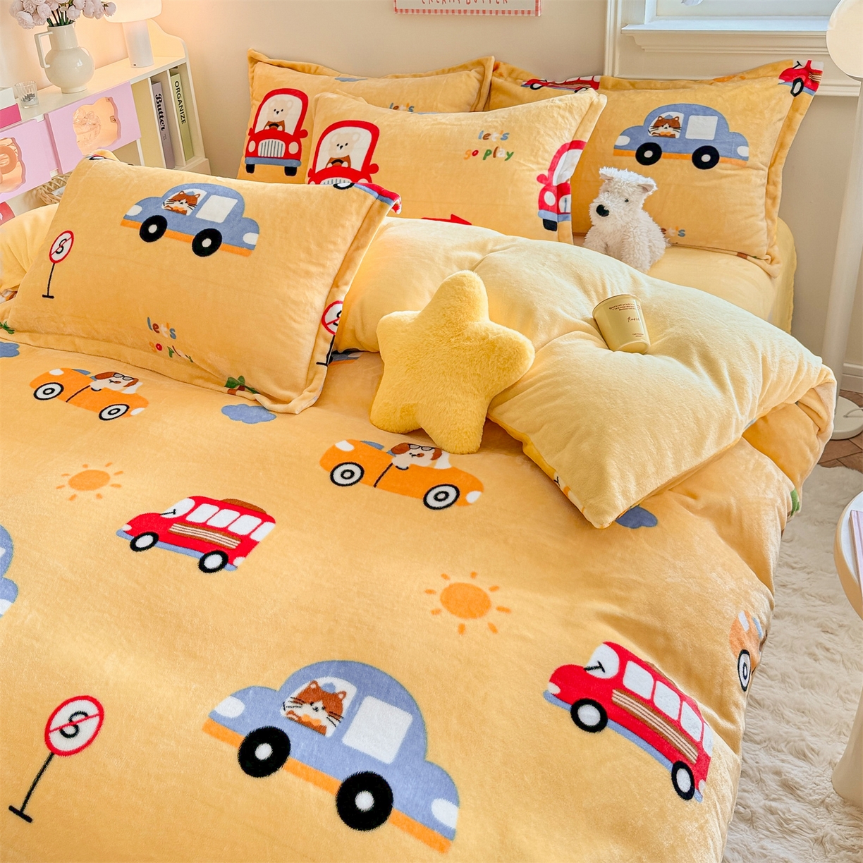 91家纺网 家纺一手货源 找家纺 名兮家居 2025新款卡通时尚风高克重印花牛奶绒四件套 汽车派对