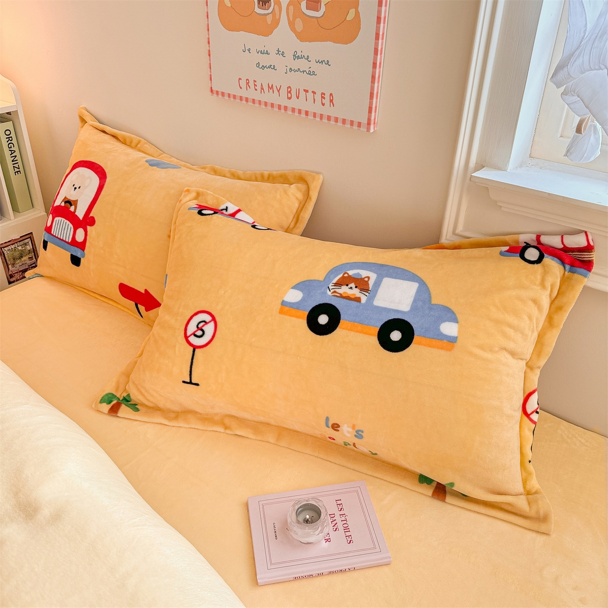 91家纺网 家纺一手货源 找家纺 名兮家居 2025新款卡通时尚风高克重印花牛奶绒四件套 汽车派对