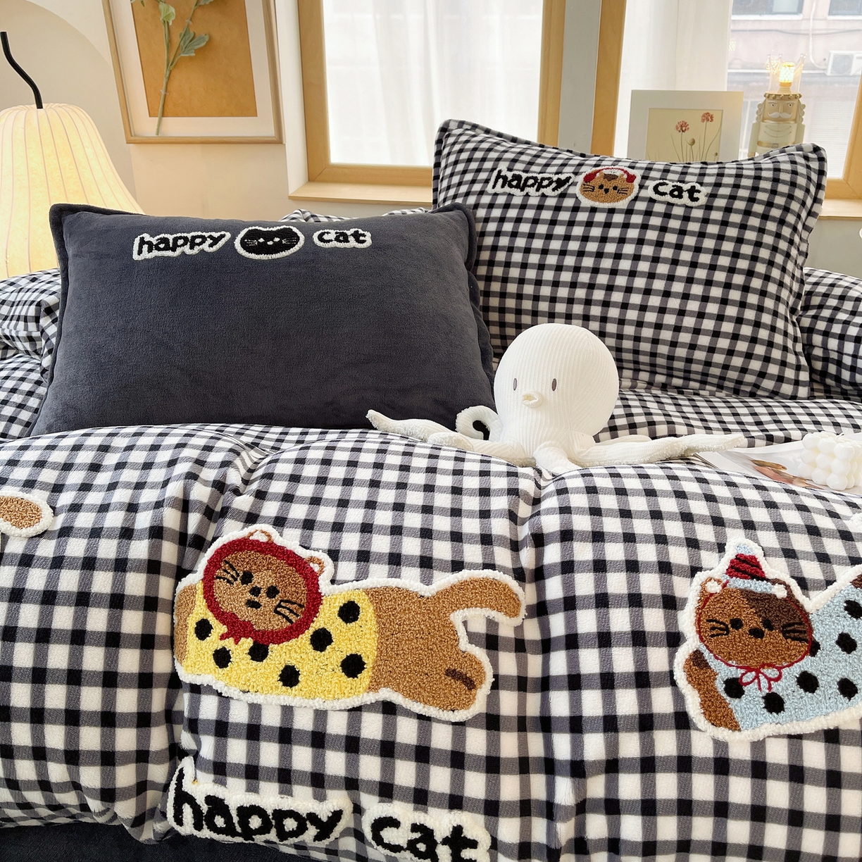 91家纺网 家纺一手货源 找家纺 炫拼家纺 2025新款高克重牛奶绒格子卡通毛巾绣加厚四件套-糖宝系列 糖宝-喵了个咪