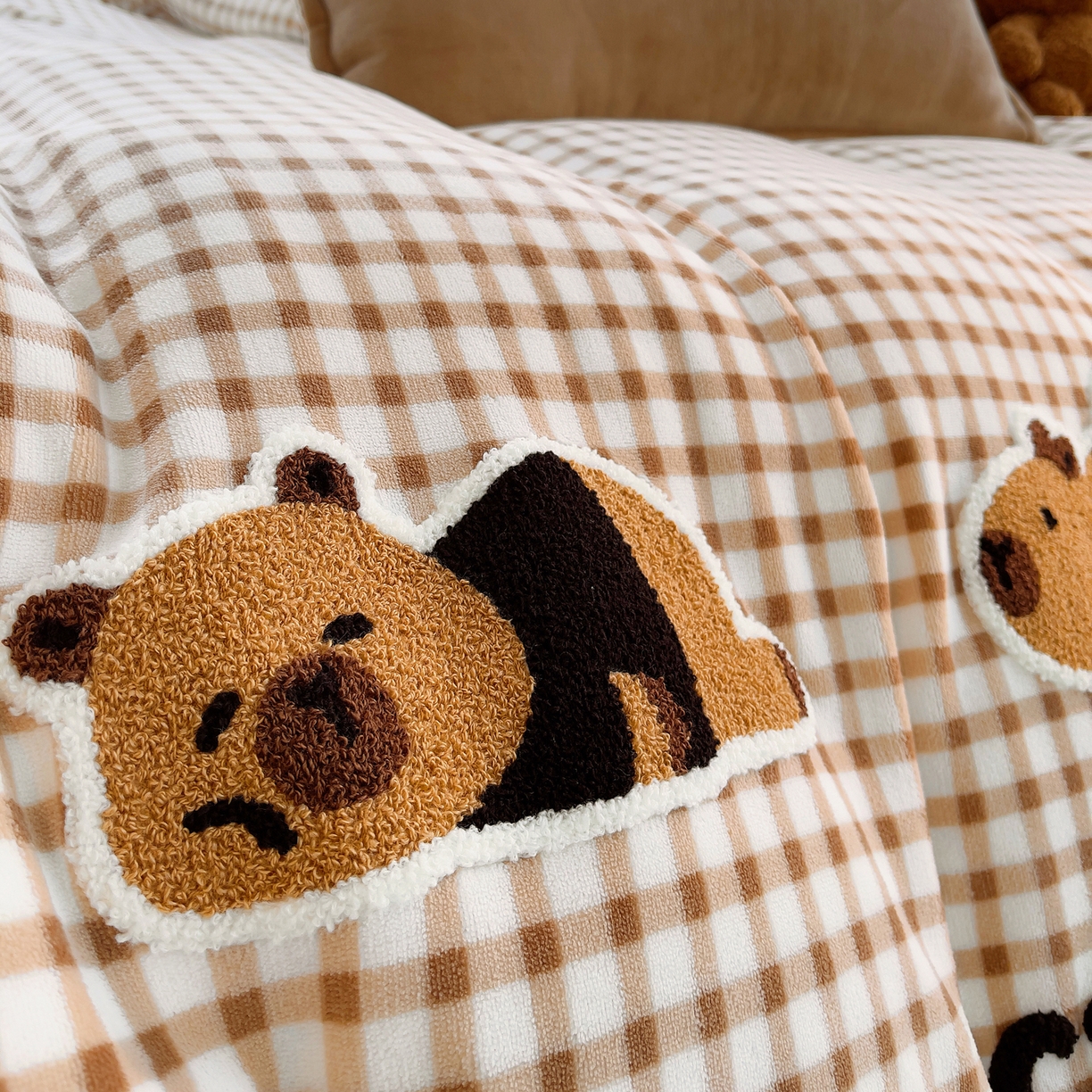 91家纺网 家纺一手货源 找家纺 炫拼家纺 2025新款高克重牛奶绒格子卡通毛巾绣加厚四件套-糖宝系列 糖宝-半勺清风