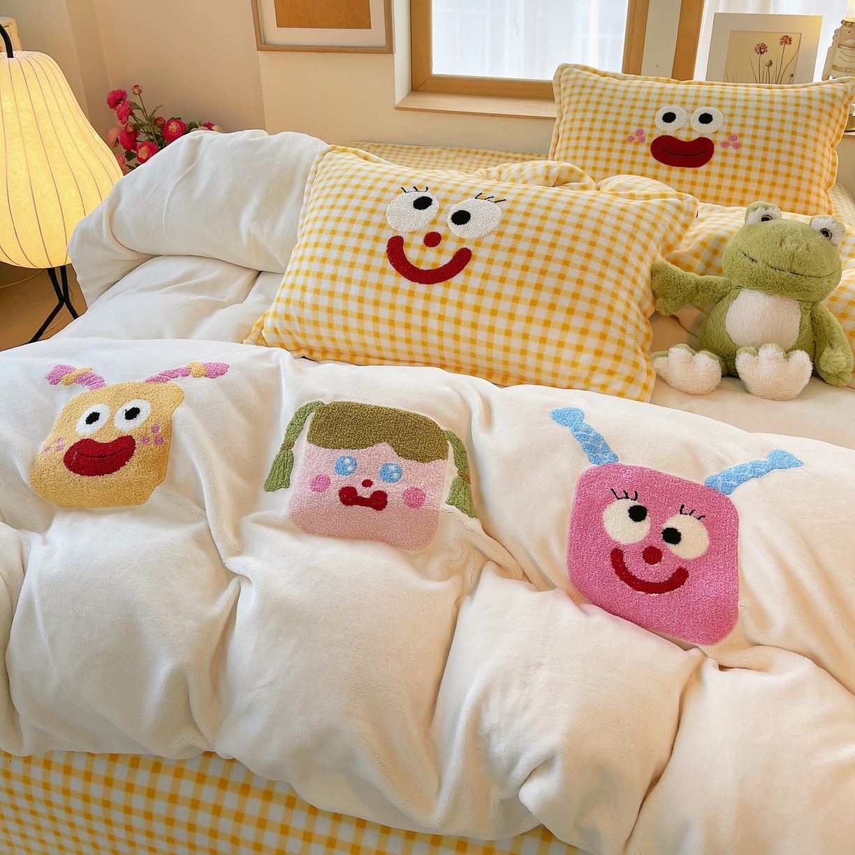 91家纺网 家纺一手货源 找家纺 （总）炫拼家纺 2025新款高克重牛奶绒格子卡通毛巾绣加厚四件套-糖宝系列