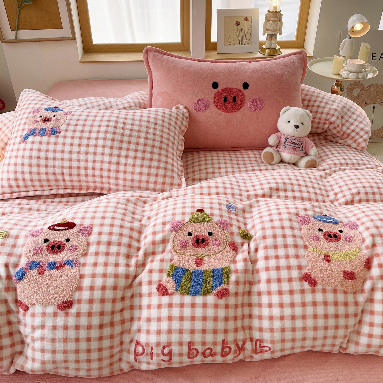 91家纺网 家纺一手货源 找家纺 炫拼家纺 2025新款高克重牛奶绒格子卡通毛巾绣加厚四件套-糖宝系列 糖宝-元气小猪